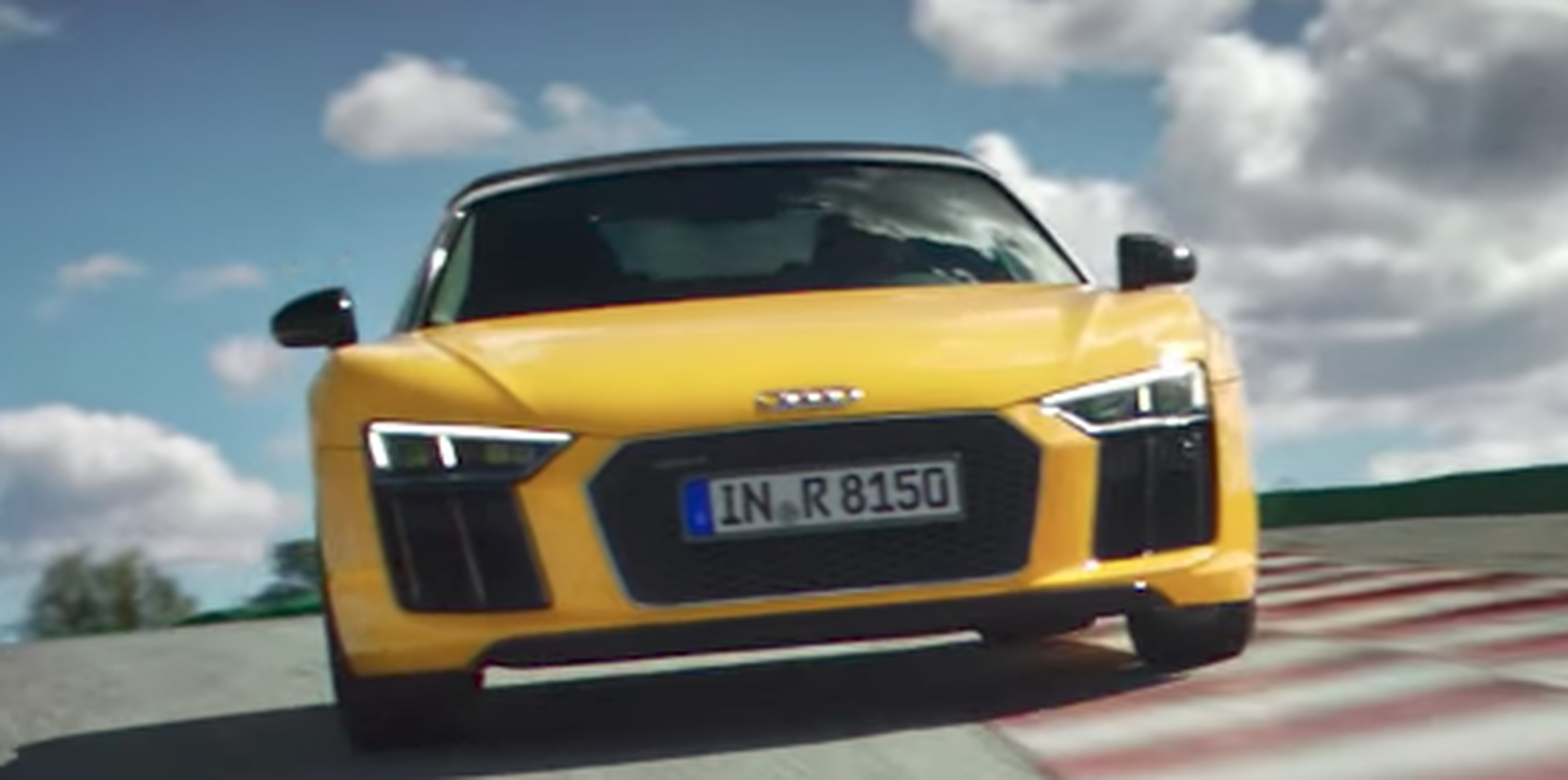 VÍDEO: un niño pequeño pilota un Audi R8 V10 2017, ¿tiene truco?