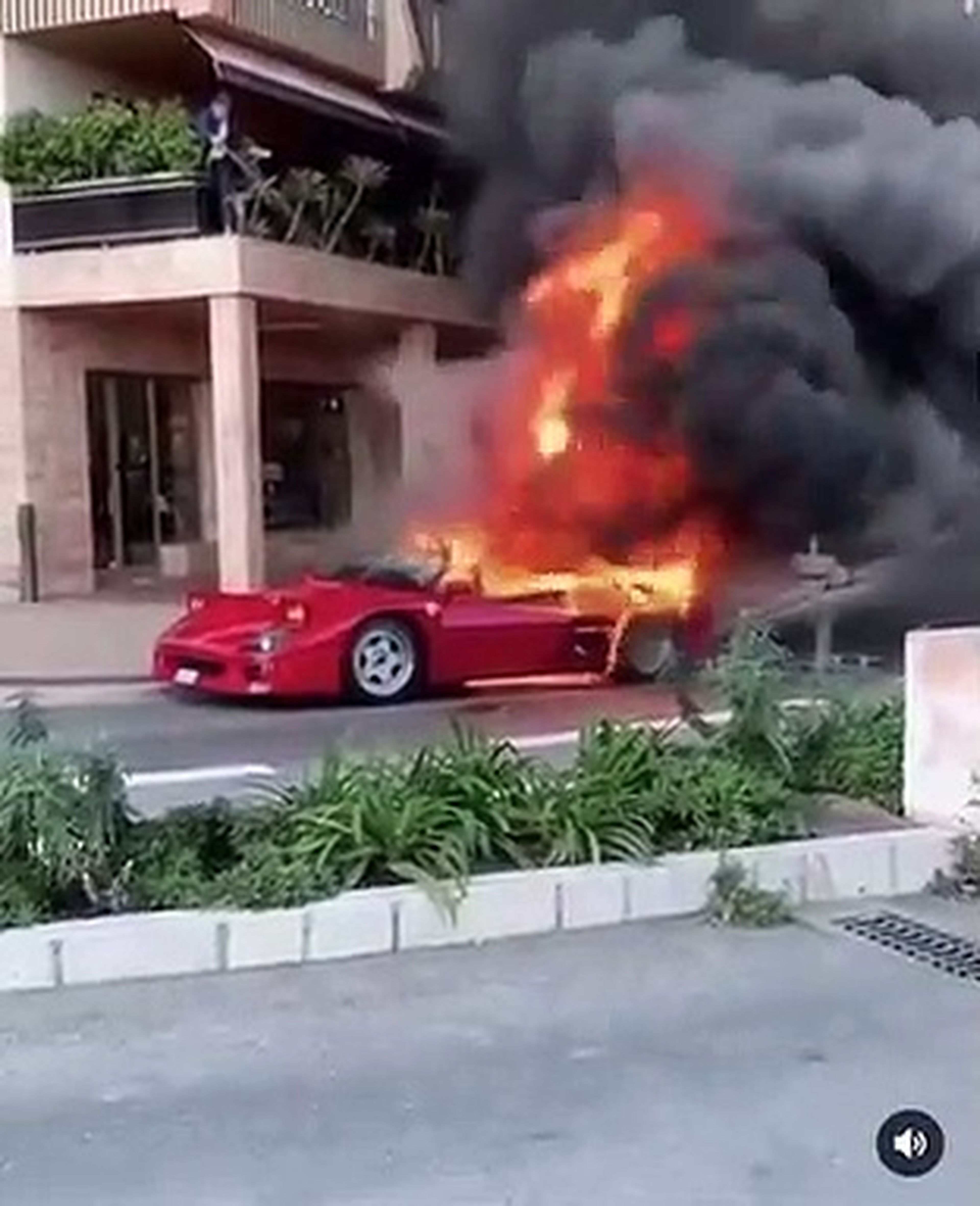 VÍDEO: No podemos dejar de llorar, un Ferrari F40 en llamas en las calles de Mónaco