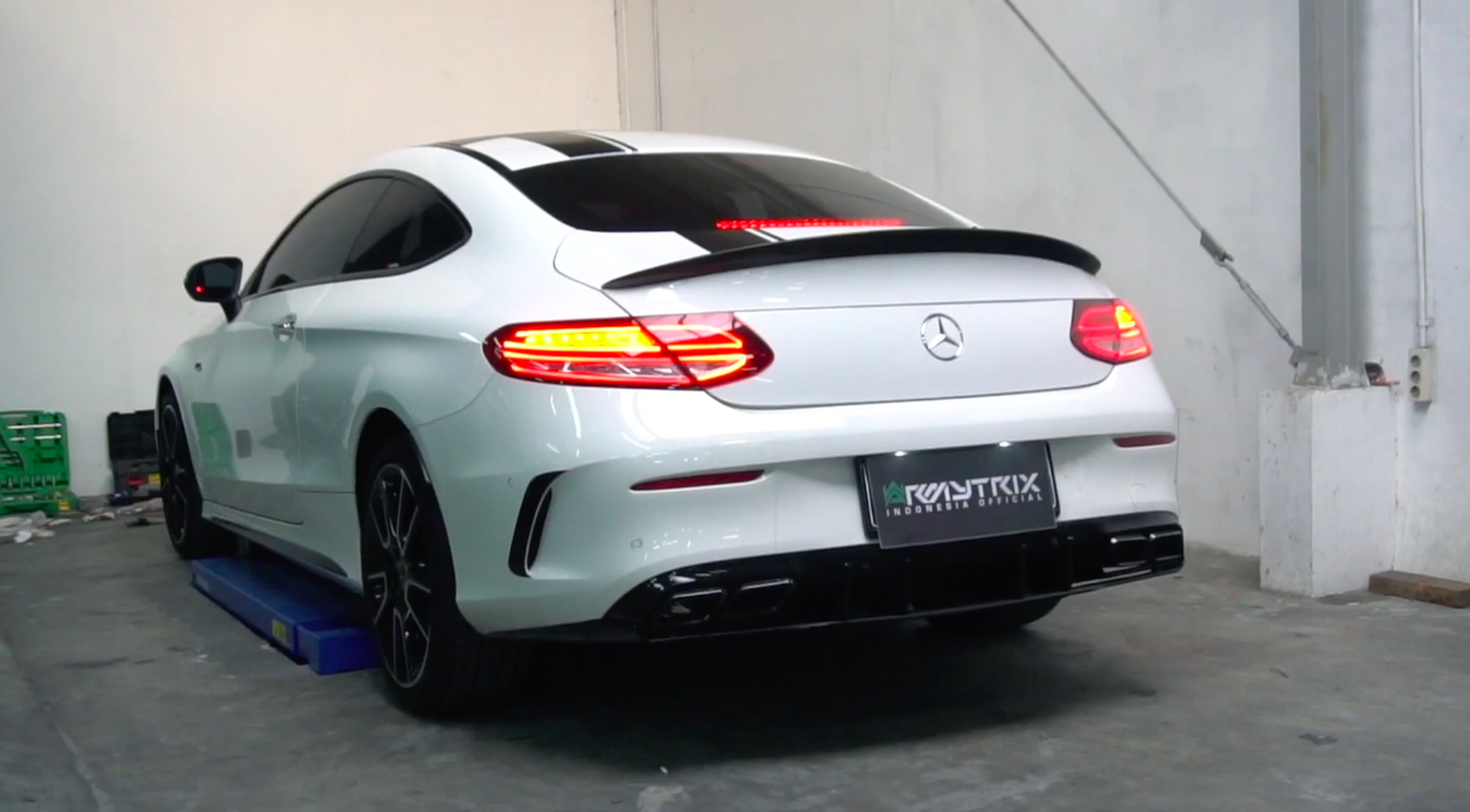 VÍDEO: Se nos cae la baba con el sonido de este Mercedes Clase C Coupé 2019 con escapes modificados