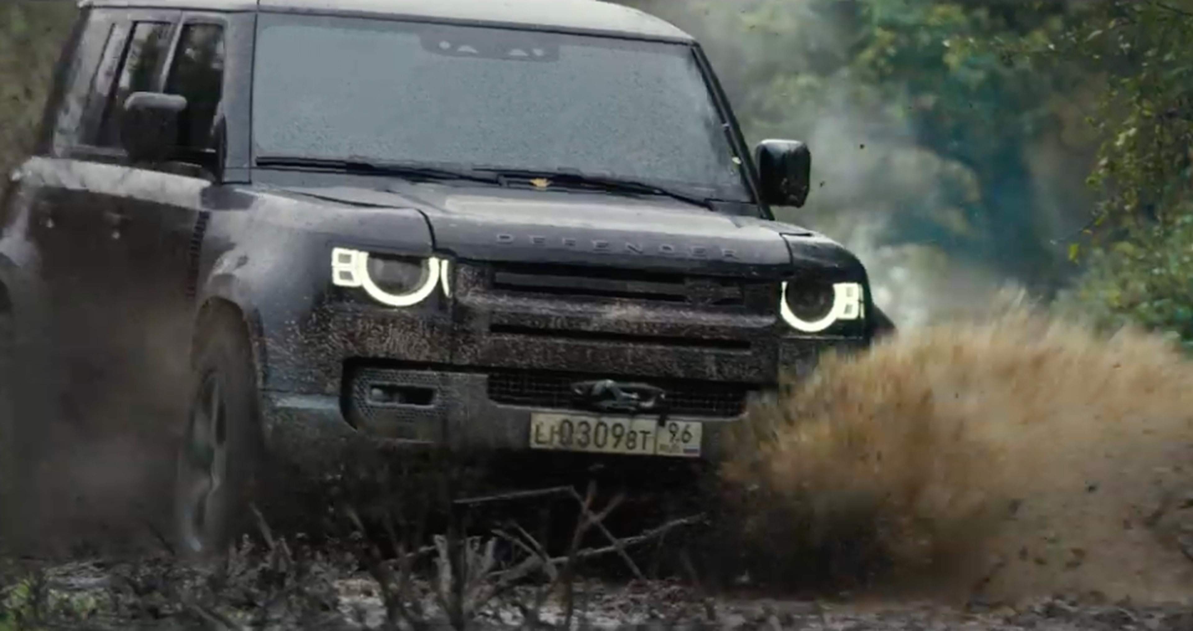 VÍDEO: Nunca has visto al nuevo Land Rover Defender hacer estas burradas