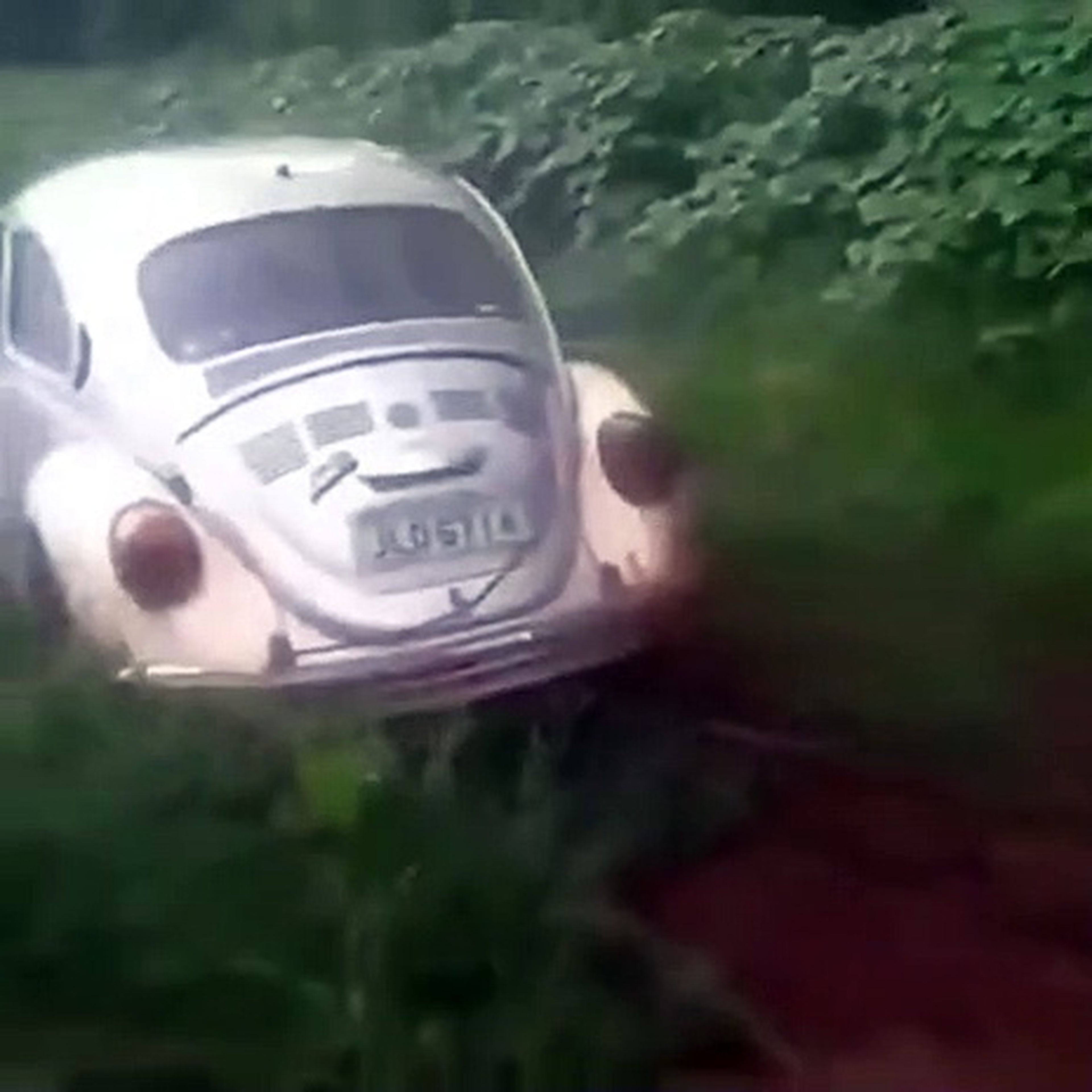 VÍDEO: ¡Ojo! Así es como un VW Beetle clásico sale en auxilio de un Fiat Strada nuevo
