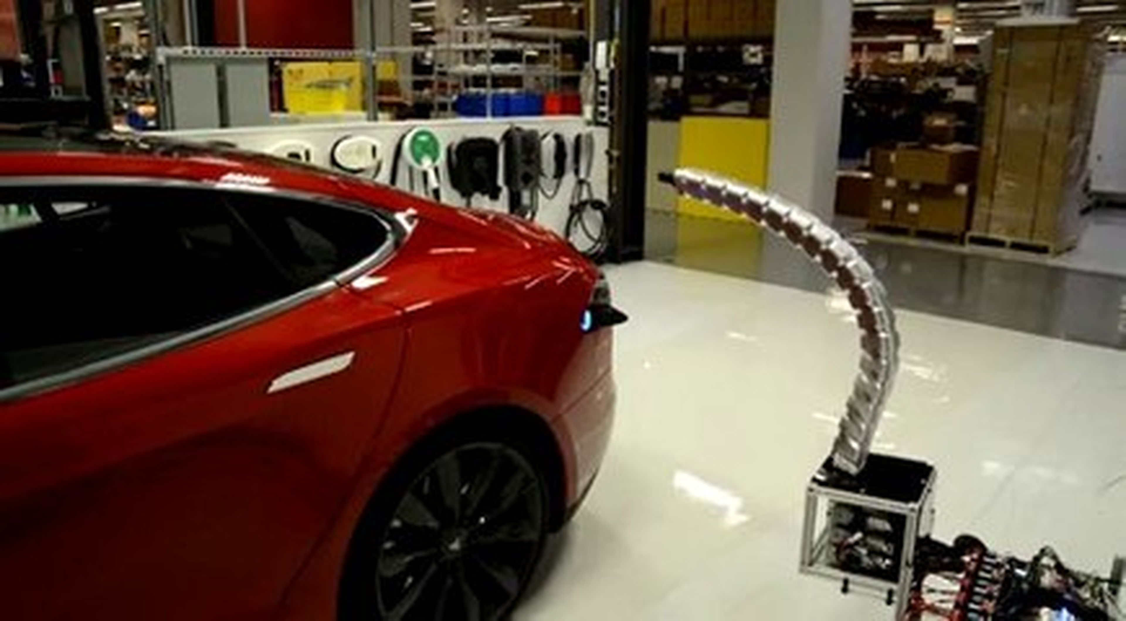 VÍDEO: Parece ciencia ficción, un brazo que carga automáticamente el Tesla Model S