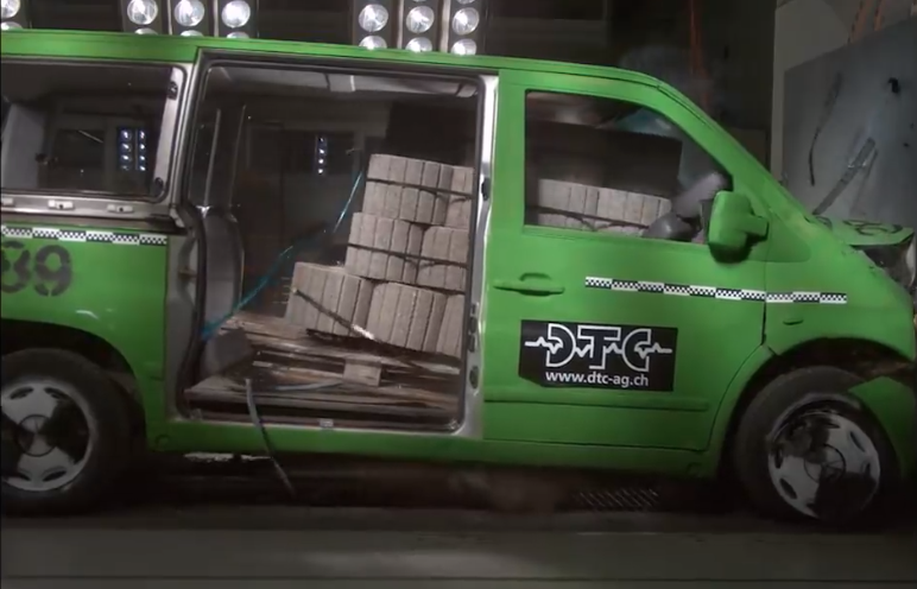 VÍDEO: Esto es lo que le pasa a una furgoneta si no sujeta bien la carga en caso de accidente