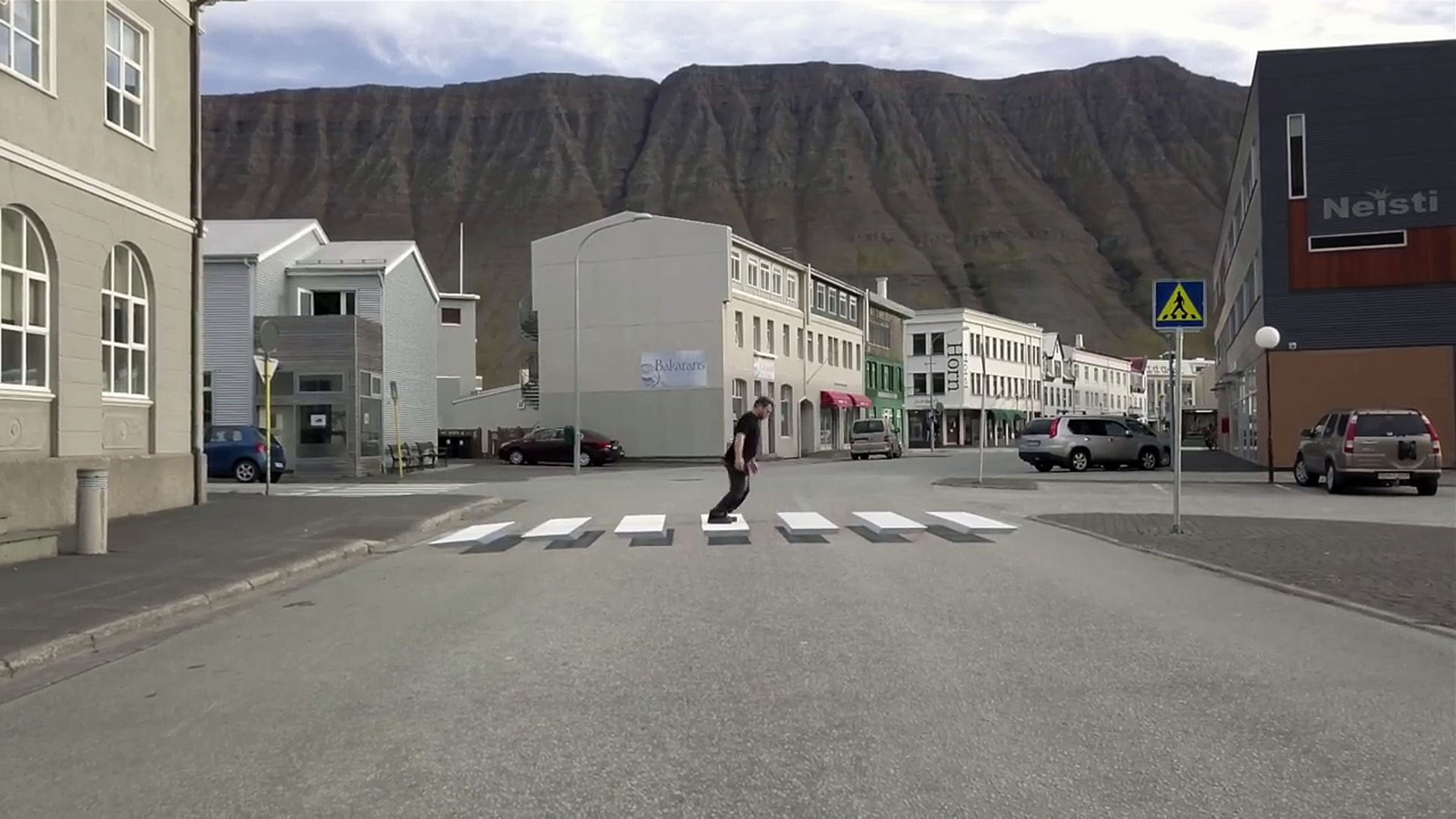 VÍDEO: Un paso de peatones en 3D consigue que los coches frenen