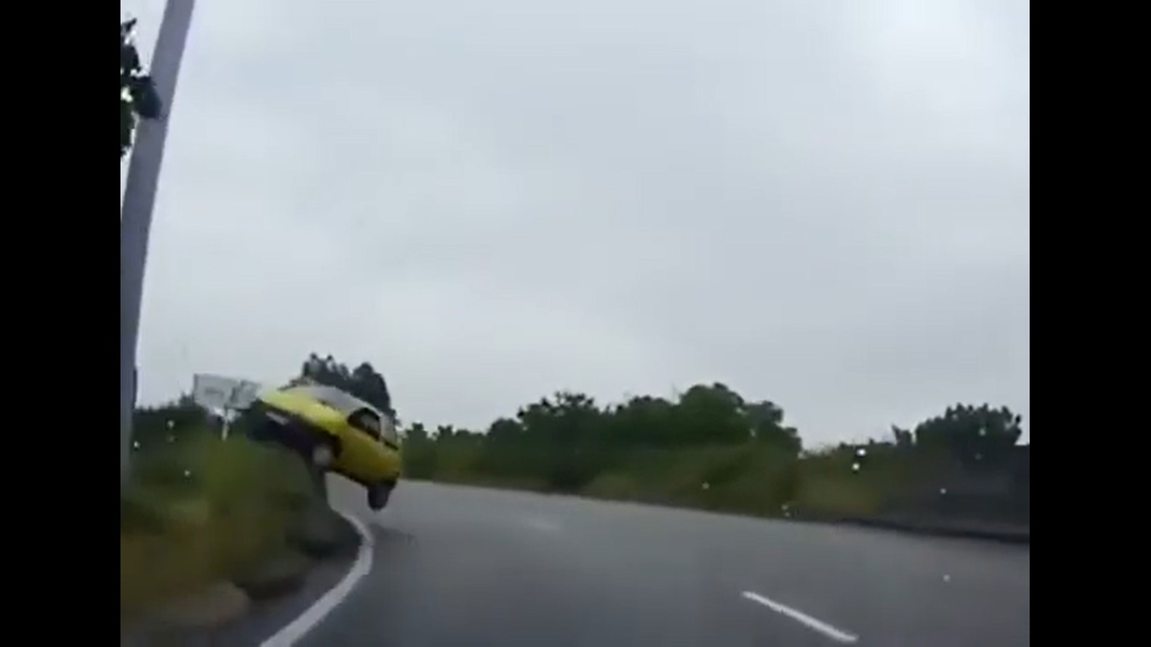 VÍDEO: Pierde el control de su Renault Twingo y acaba subido en una protección