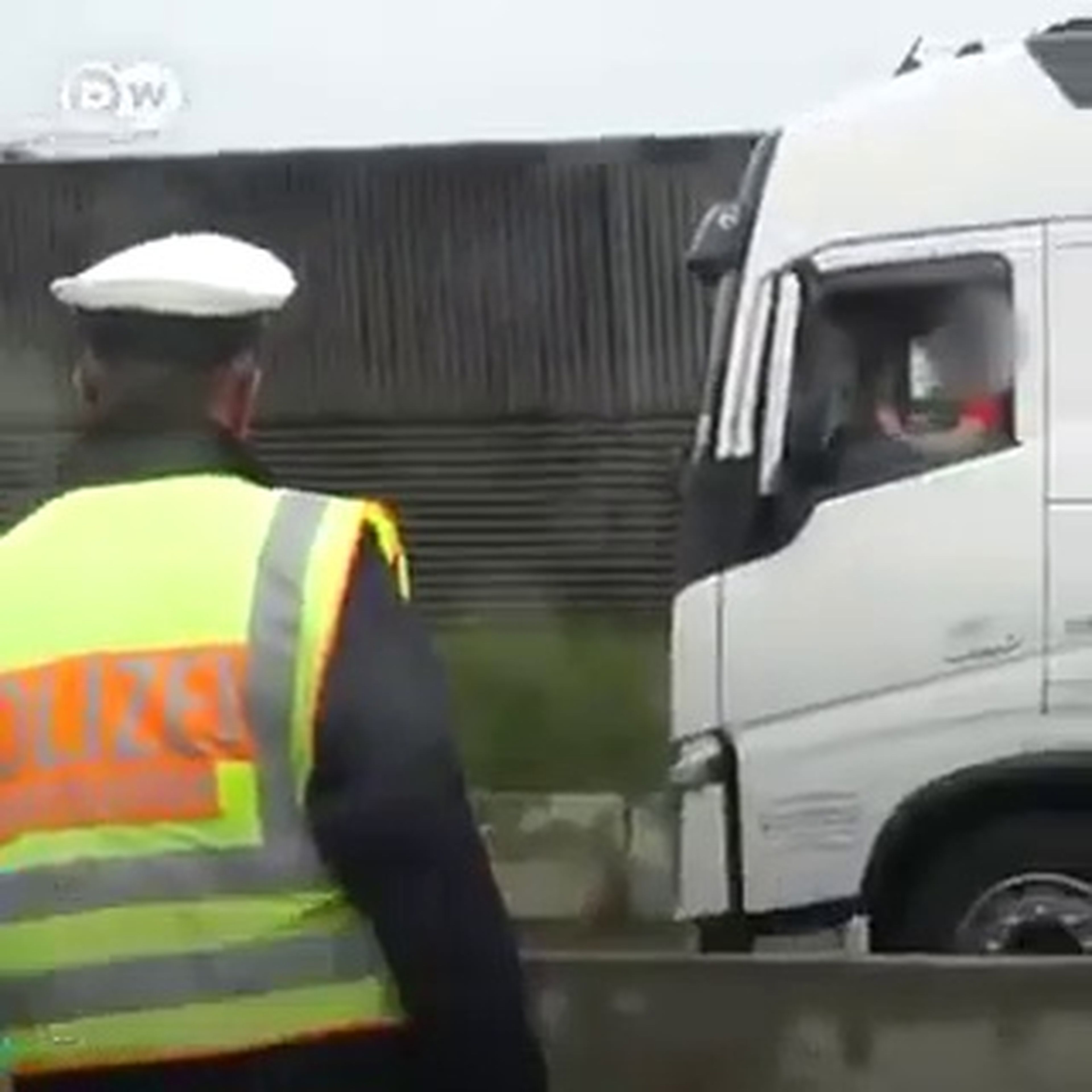 VÍDEO: Este policía, un héroe en Alemania por abroncar así a los que hacían fotos en un accidente con víctimas