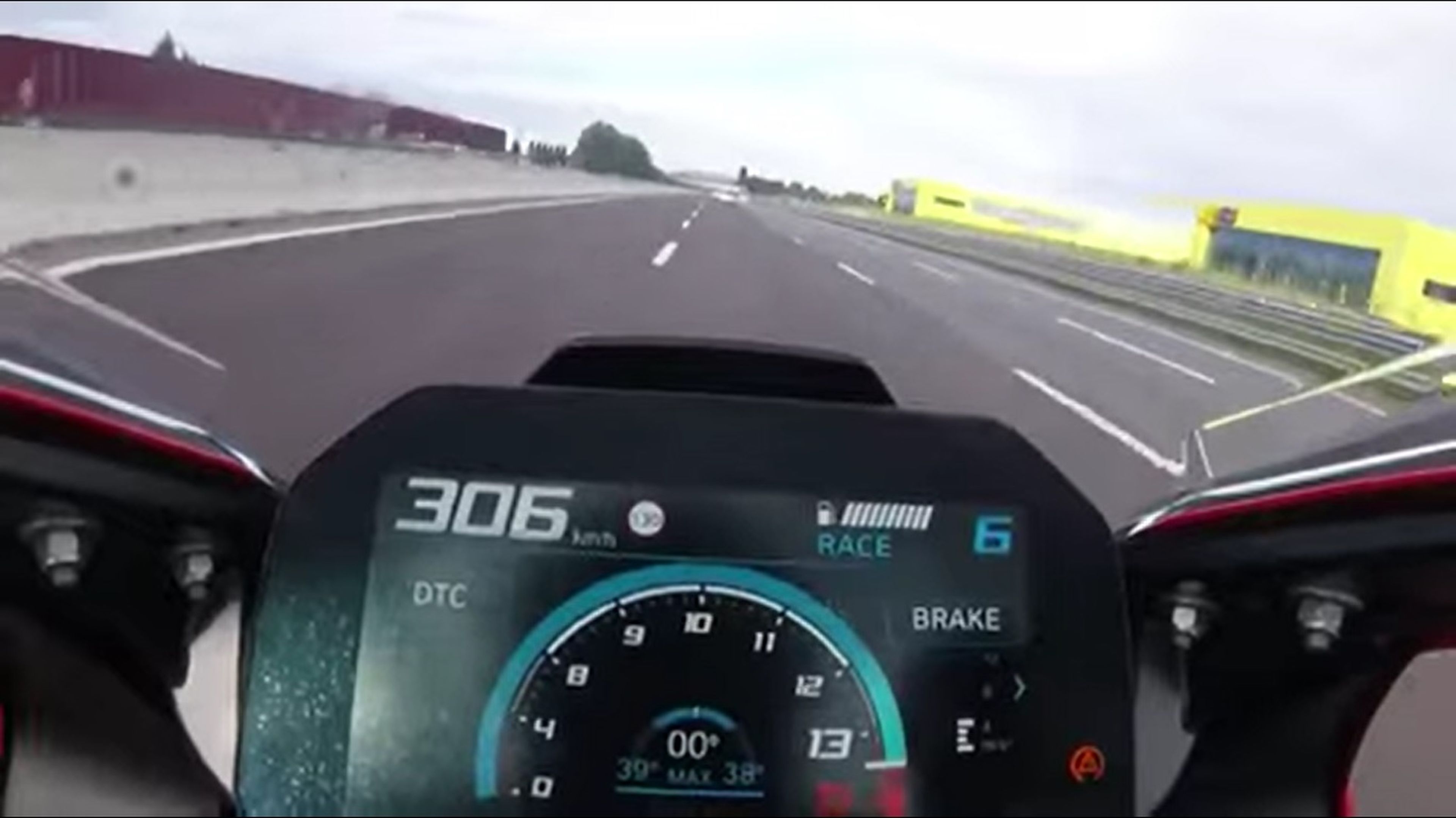 VÍDEO: Se pone a más de 300 km/h por una autopista en moto
