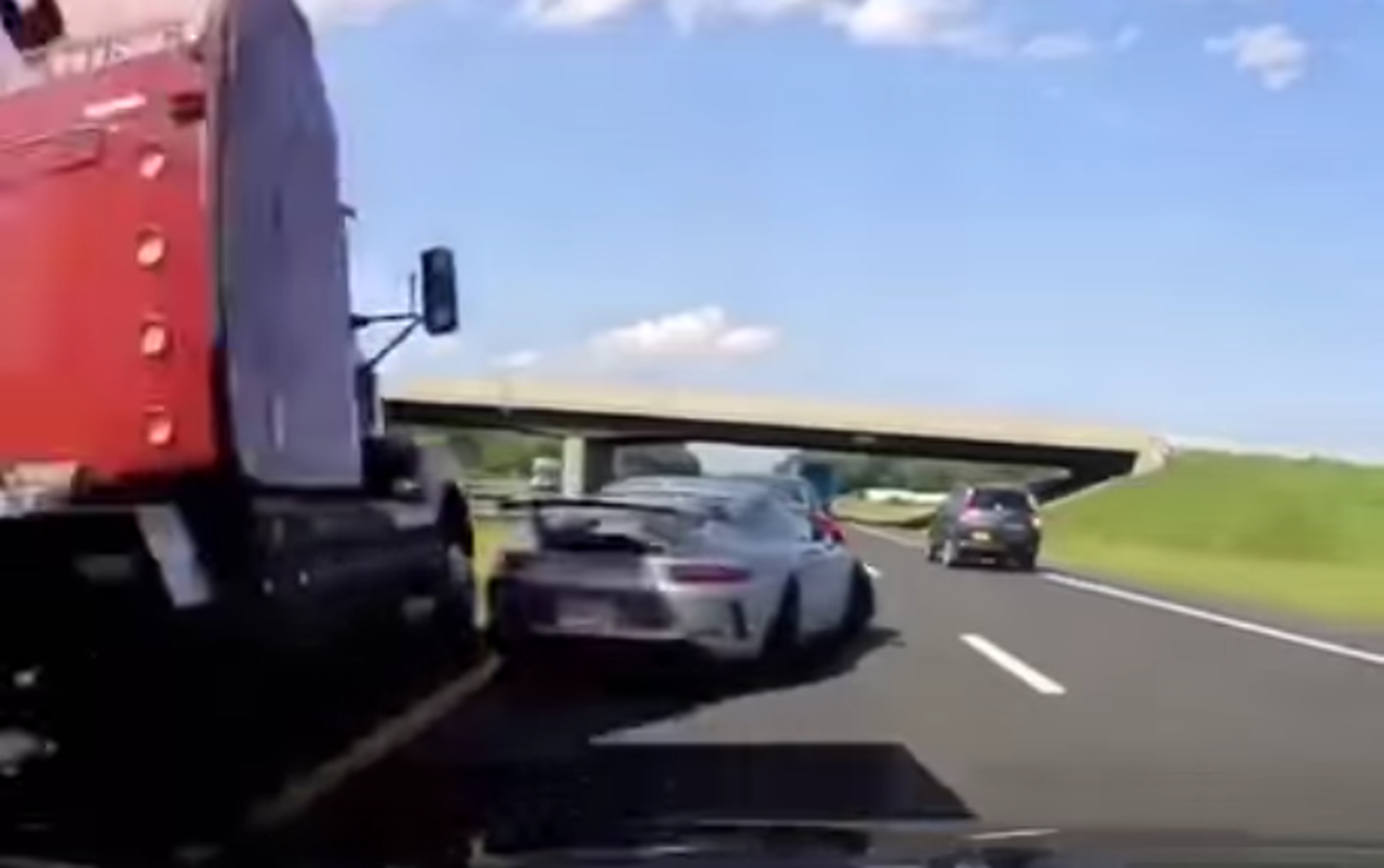 VÍDEO: un Porsche 911 GT3 a punto de quedar siniestrado por un camión