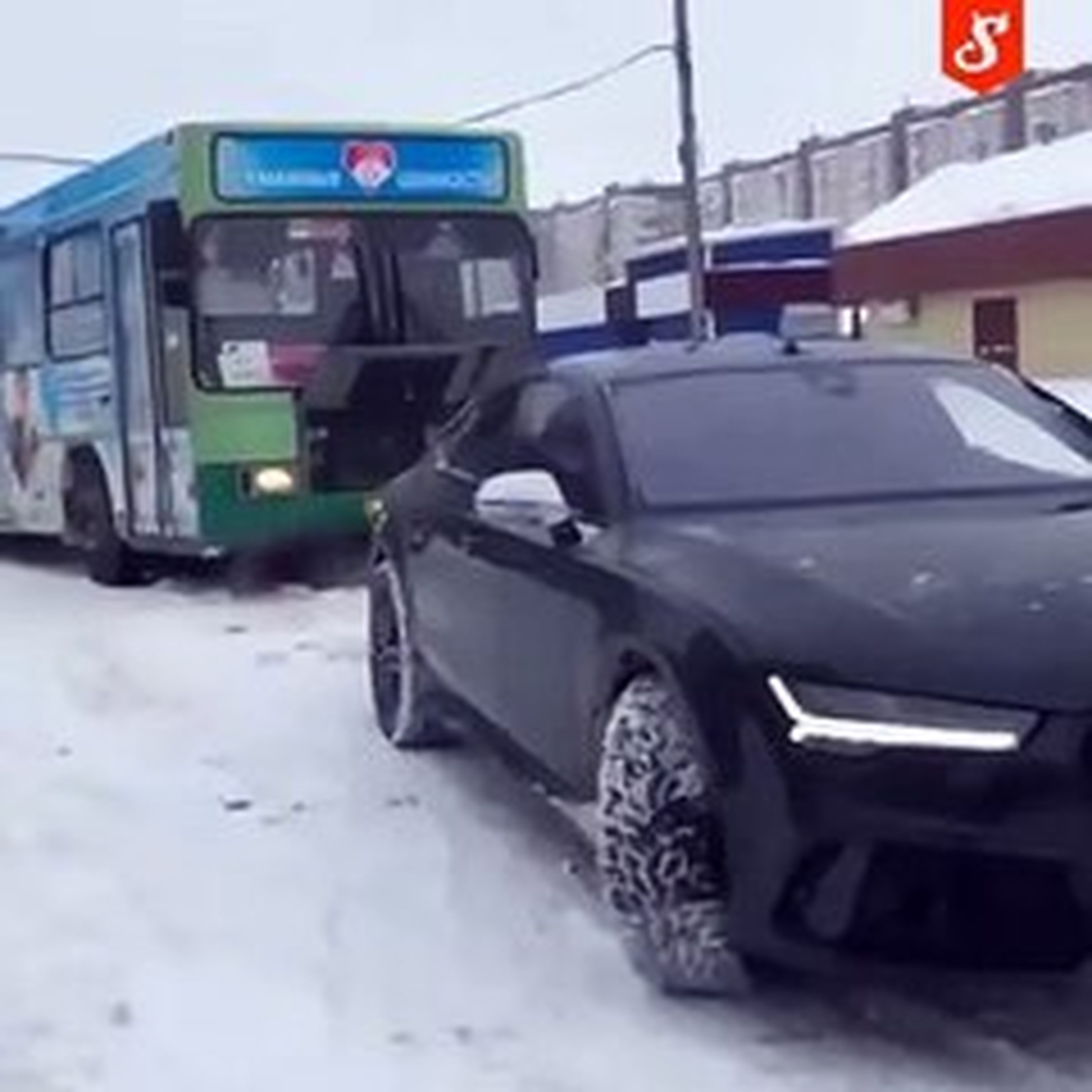 VÍDEO: ¿Puede un Audi RS7 remolcar un autobús en la nieve?