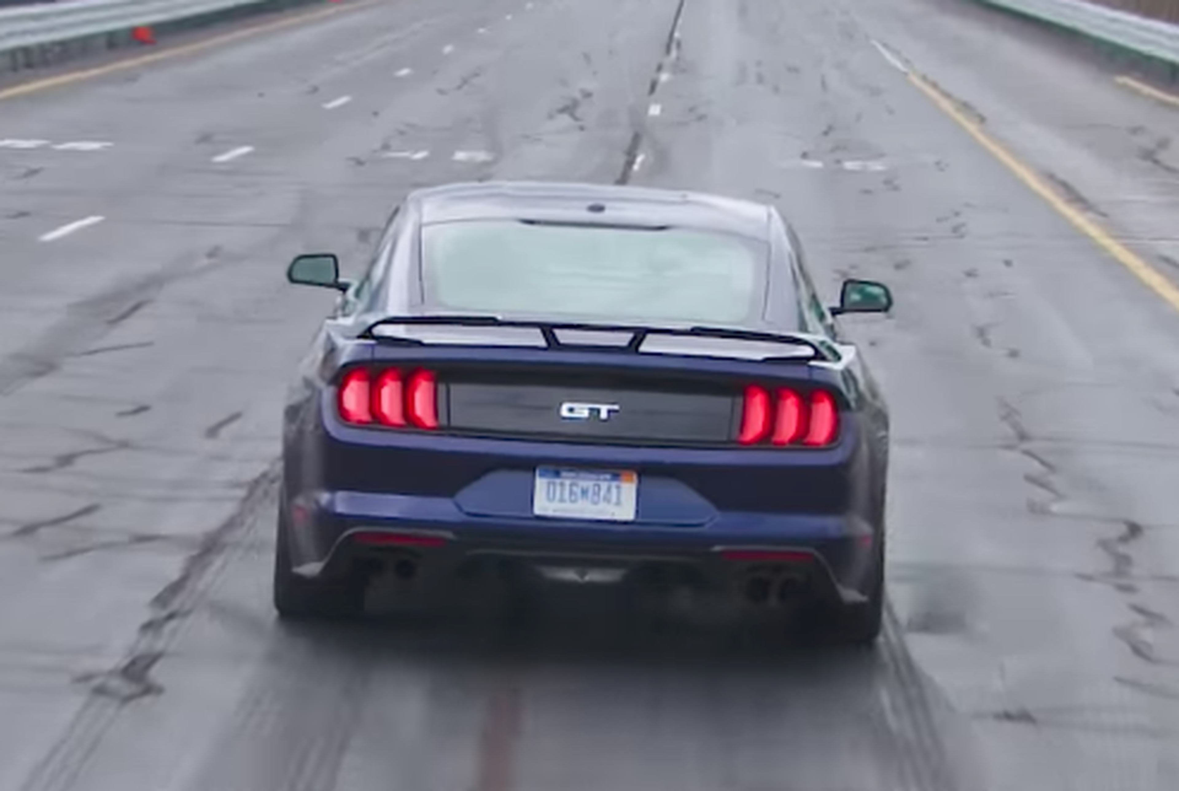 VÍDEO: ¿Qué puedes hacer mientras acelera un Ford Mustang?