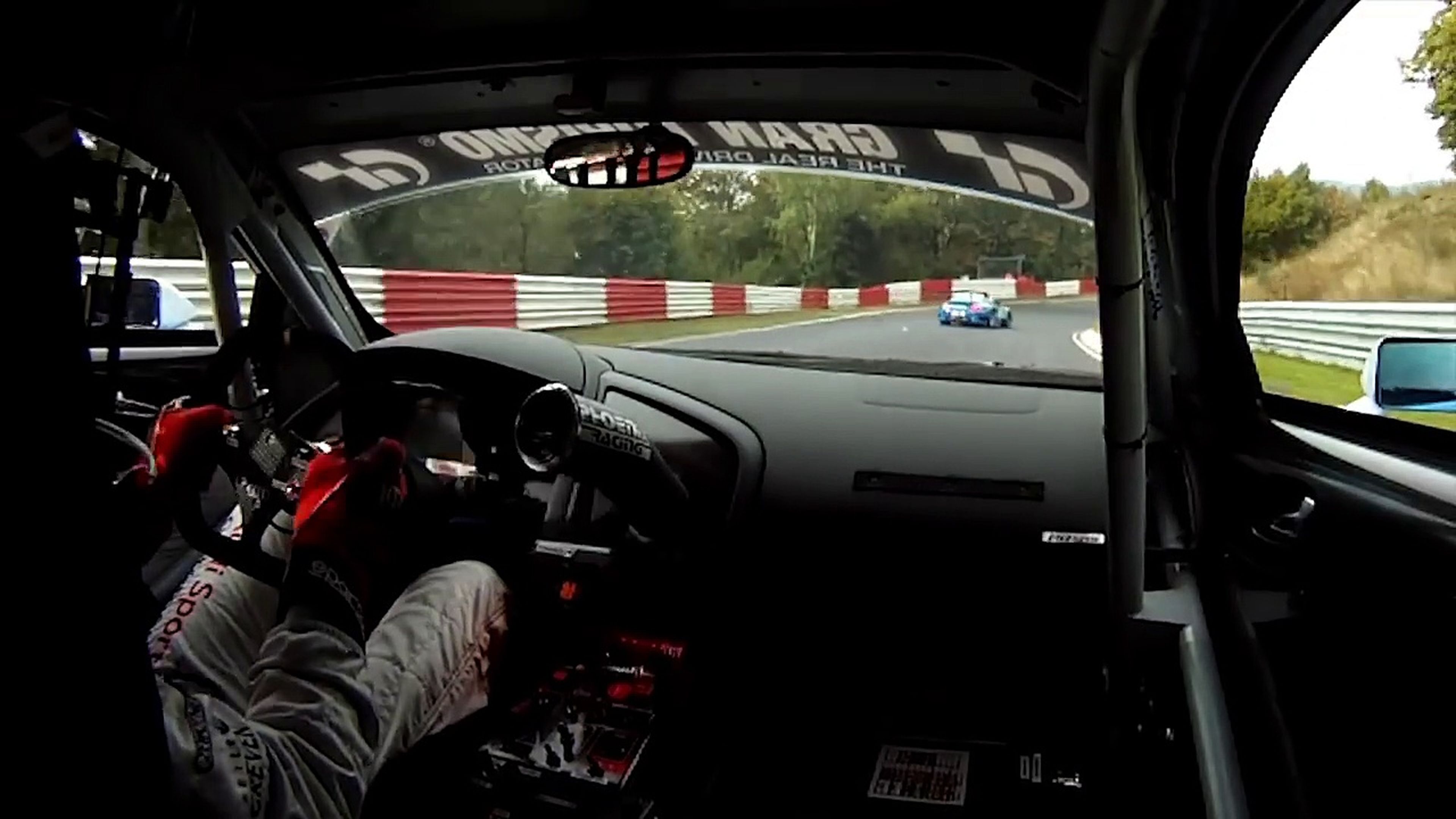 VÍDEO: ¿Quién dice que no se puede adelantar en Nürburgring? Mira este Audi