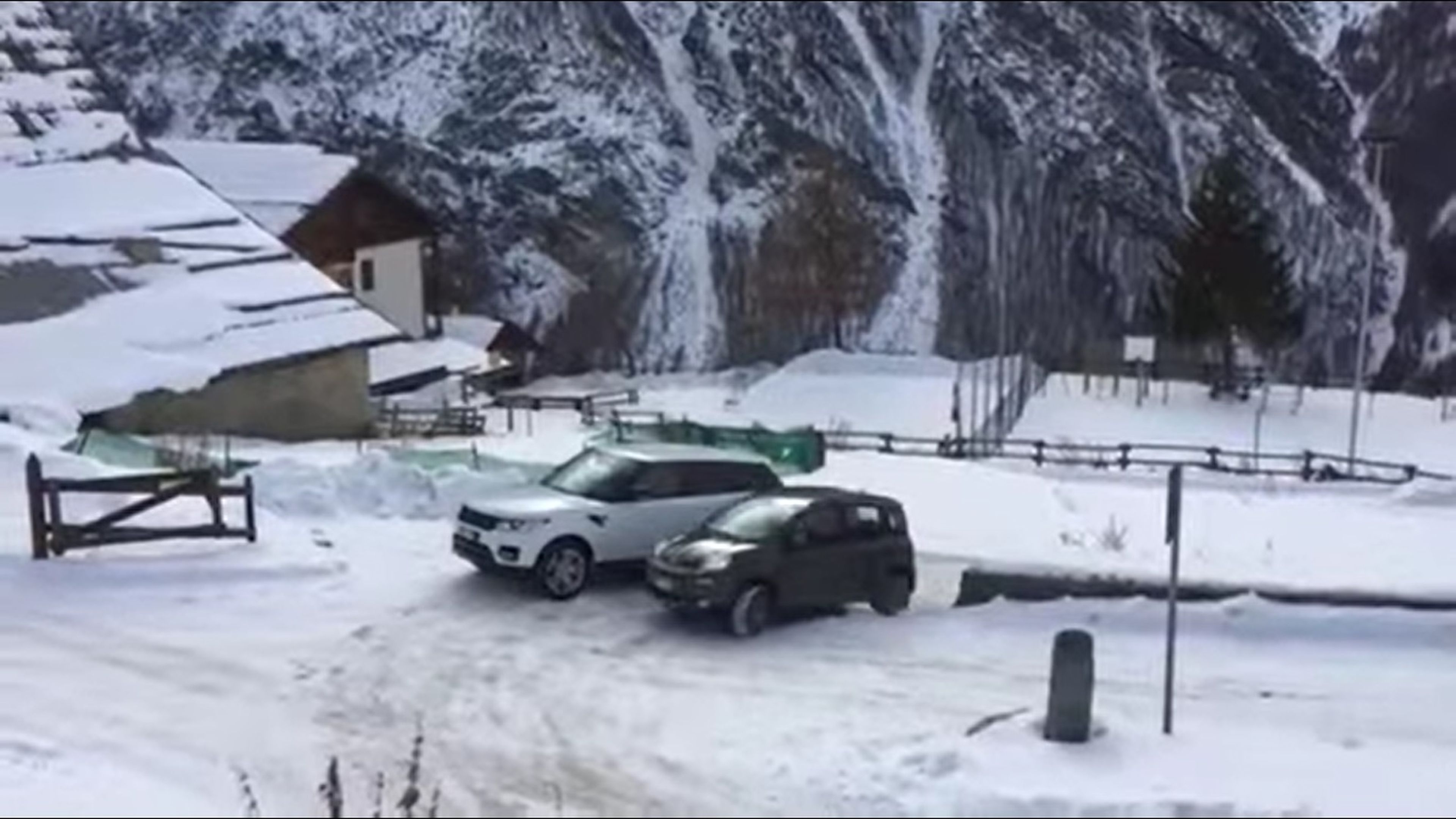 VÍDEO: La realidad de los grandes SUV, un Range Rover Sport es humillado sobre nieve por un Fiat Panda