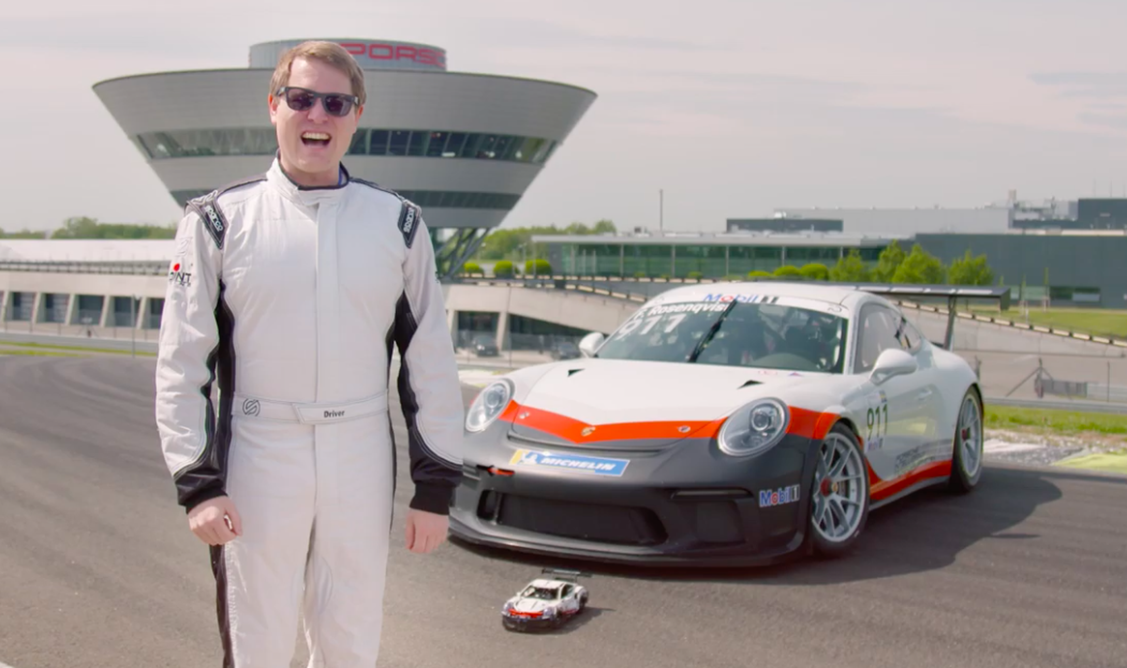 VÍDEO: El reto del día, montar un Porsche 911 RSR de LEGO sobre uno real a 200 km/h