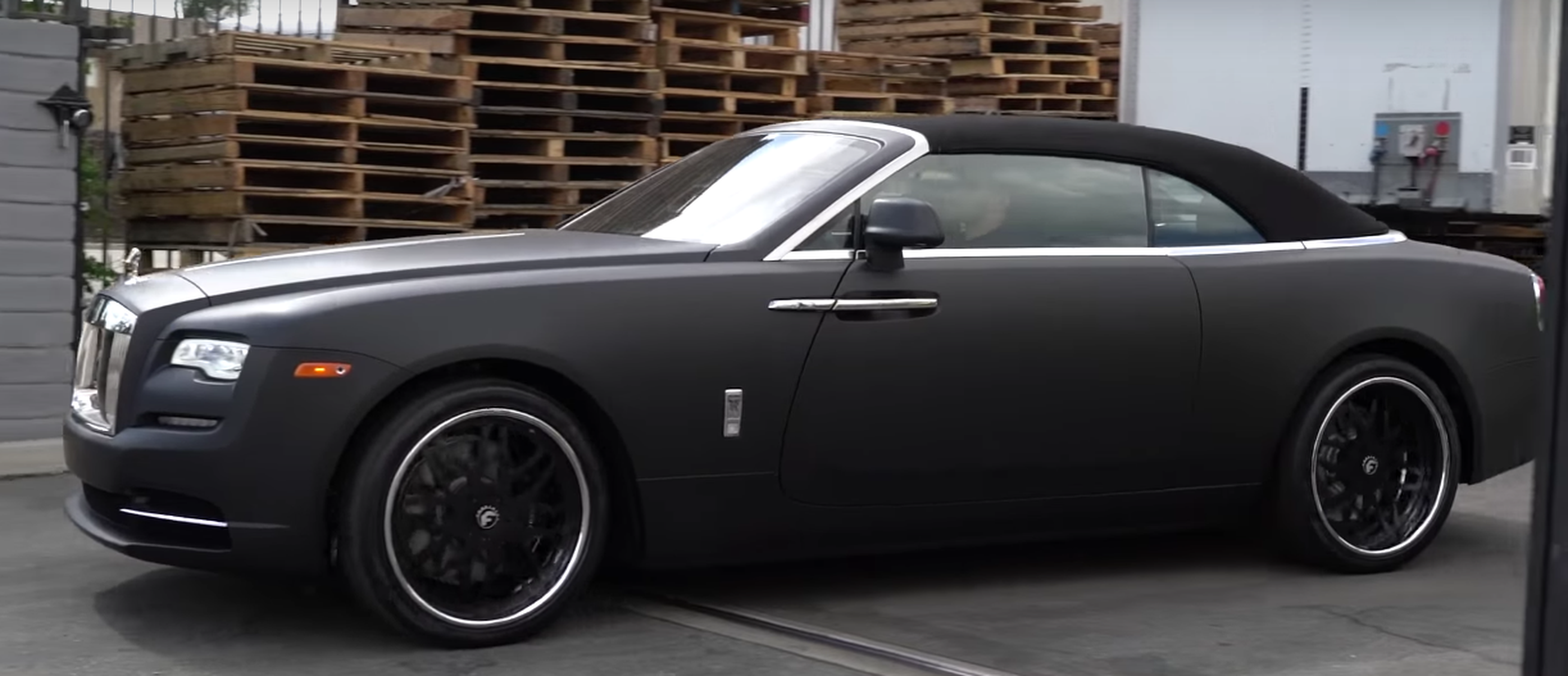 VÍDEO: ¡Un Rolls-Royce Dawn en negro mate y con ruedas Forgiato!