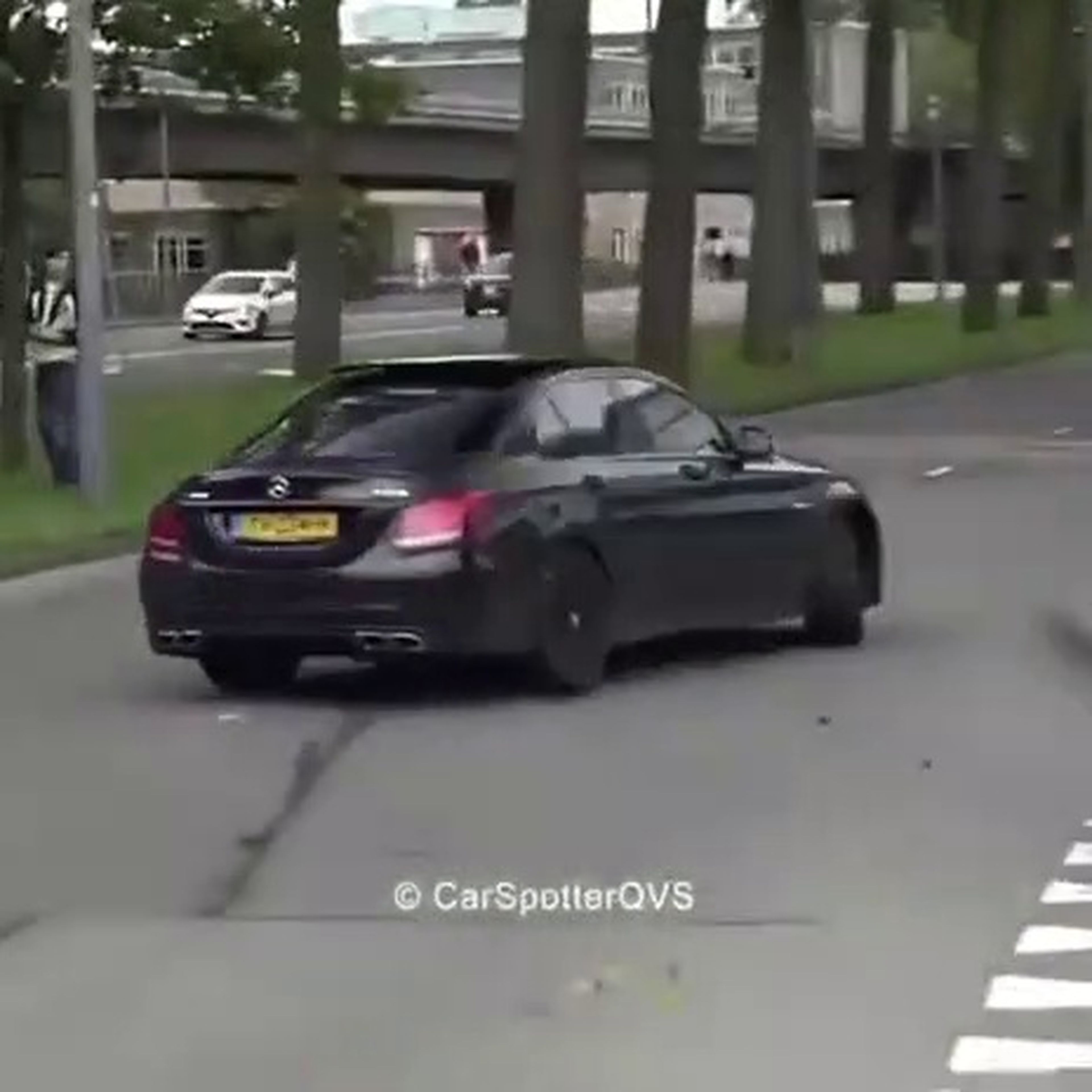 VÍDEO: Sale derrapando en un stop y se le va de las manos, ¡qué desastre!