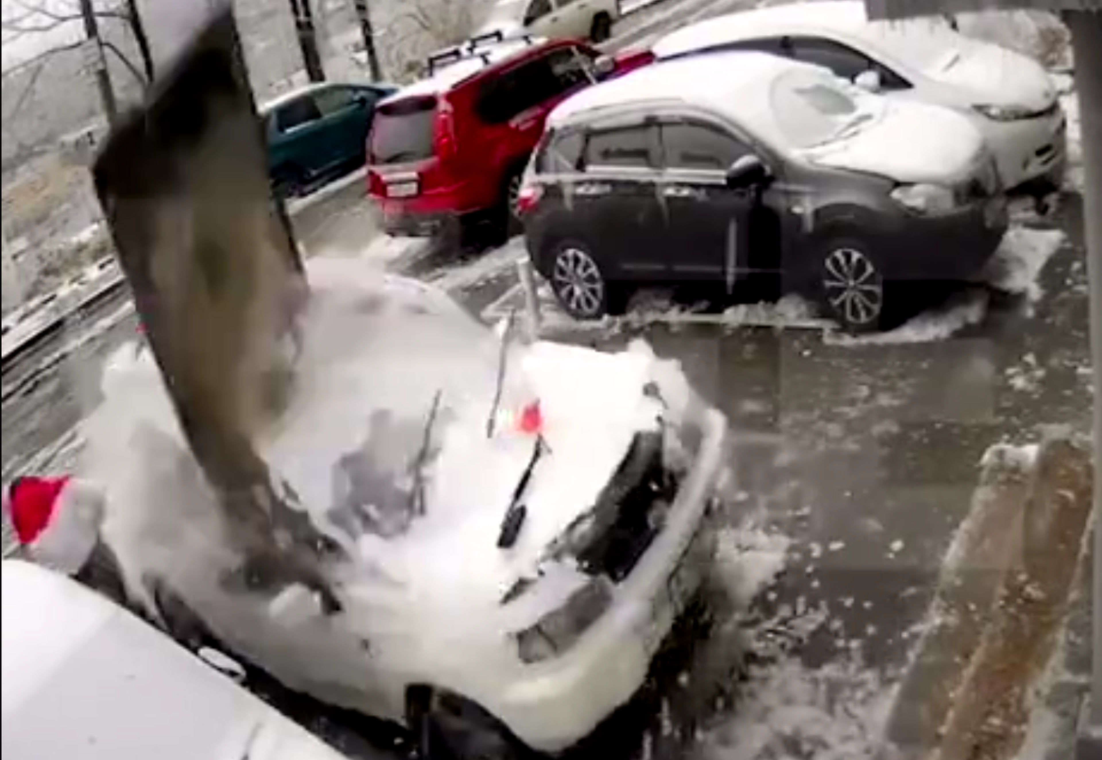 VÍDEO: se salva de milagro de ser aplastado por una plancha de acero que destroza su coche