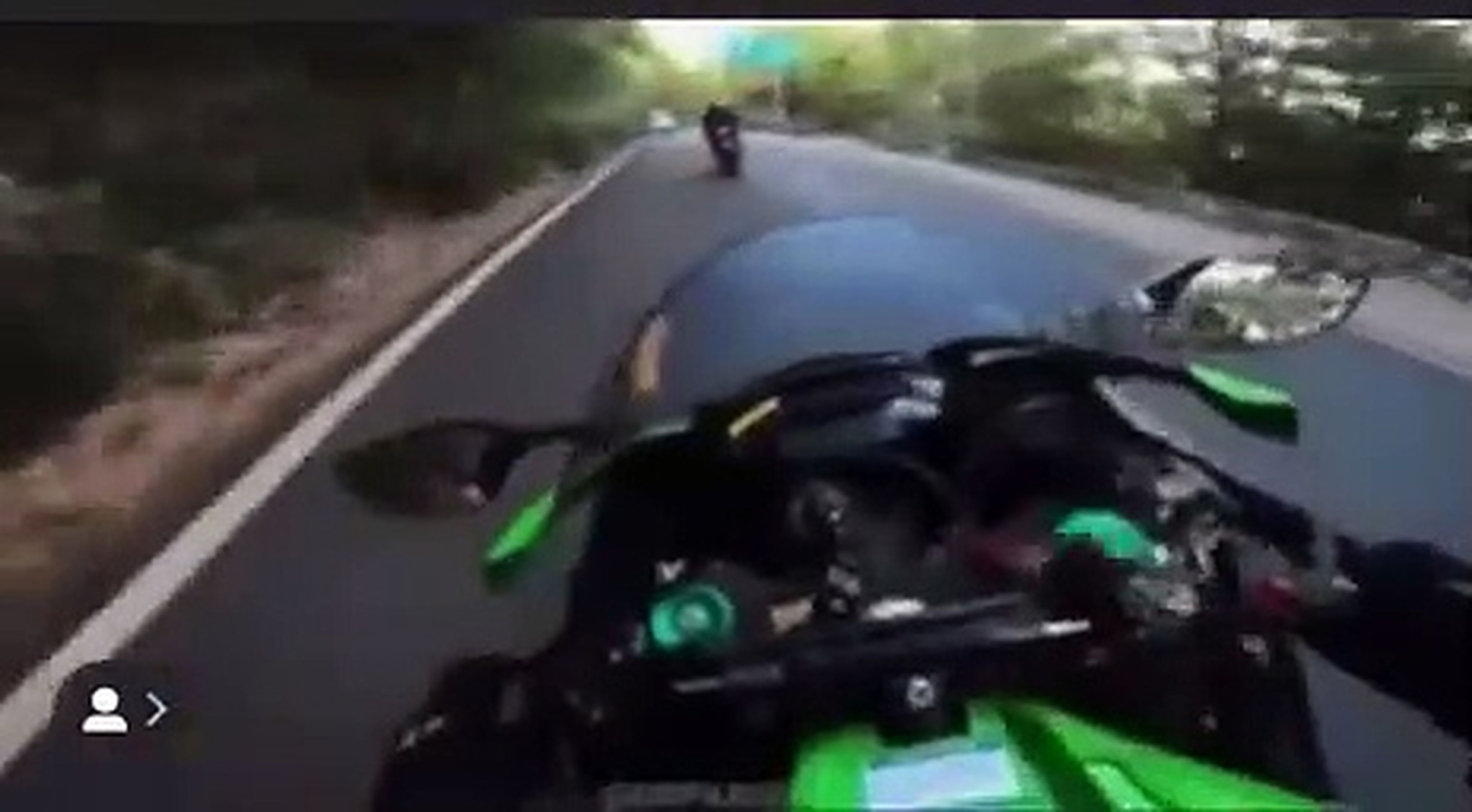 VÍDEO: Salvada doble en moto... alguien se tiene que cambiar de calzoncillos