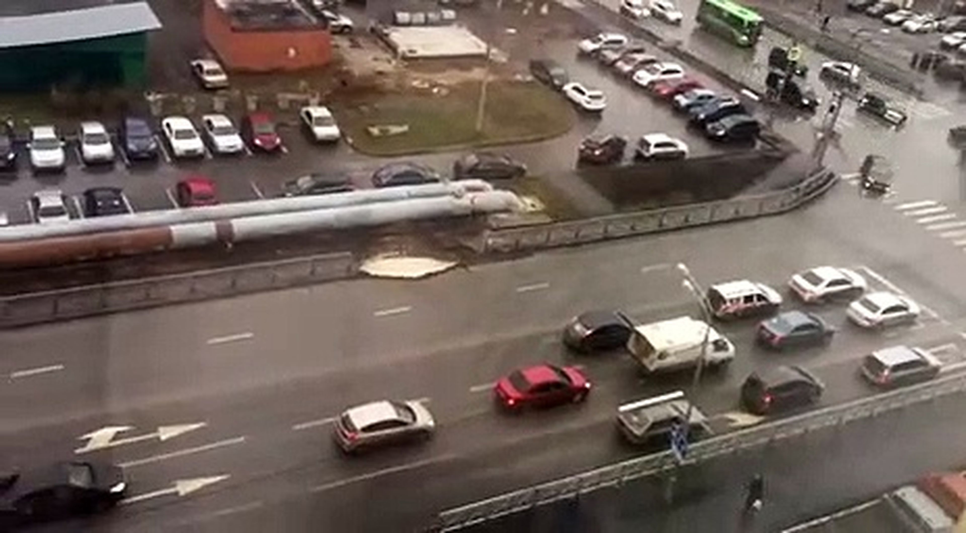 VÍDEO: solo en Rusia, se abre la tierra por la mitad de una calle con coches pasando