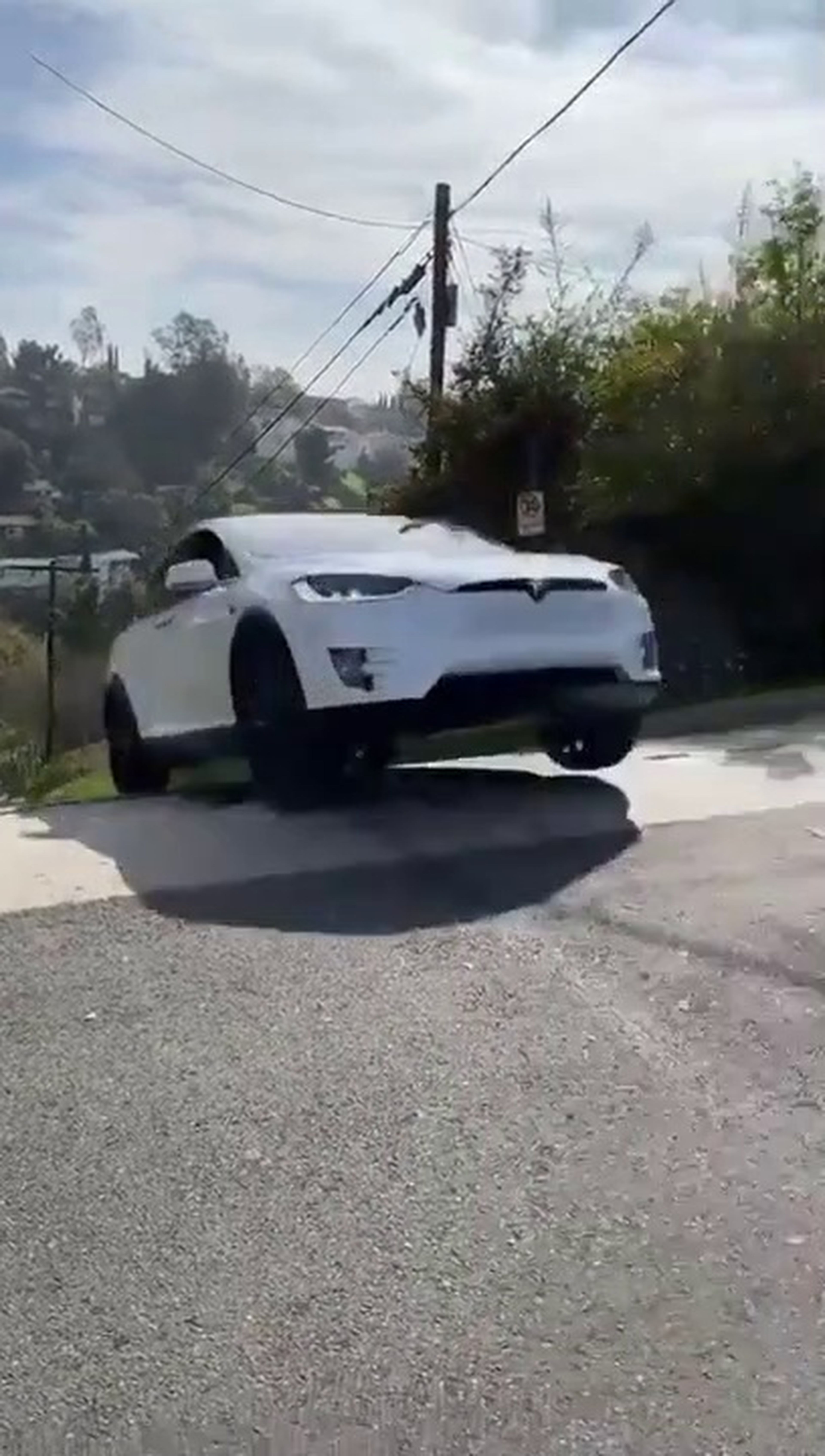 VÍDEO: Este Tesla Model X se deja los bajos en un salto… ¡duele!