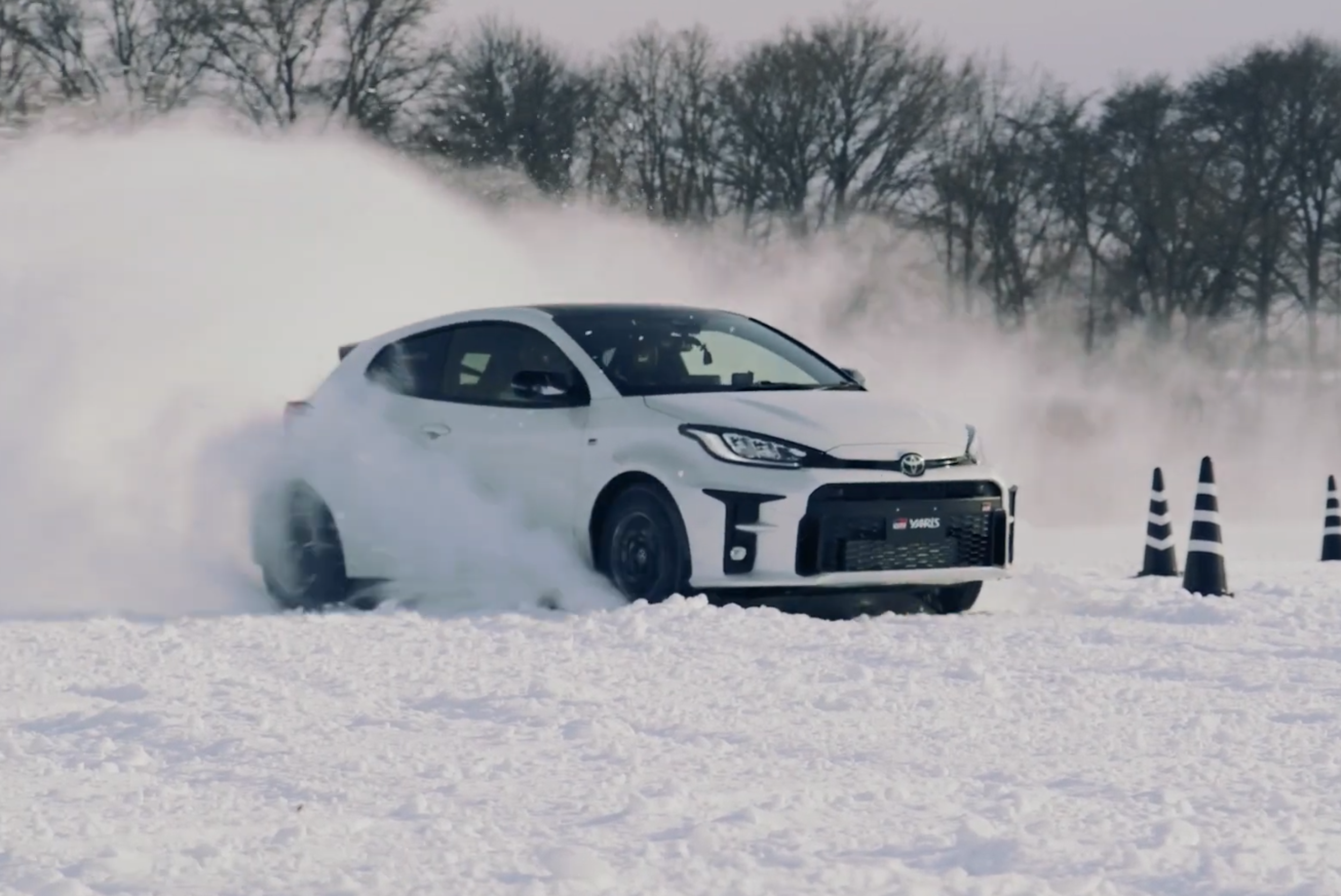 VÍDEO: Toyota GR Yaris, un piloto de rallys te enseña a dominarlo en la nieve