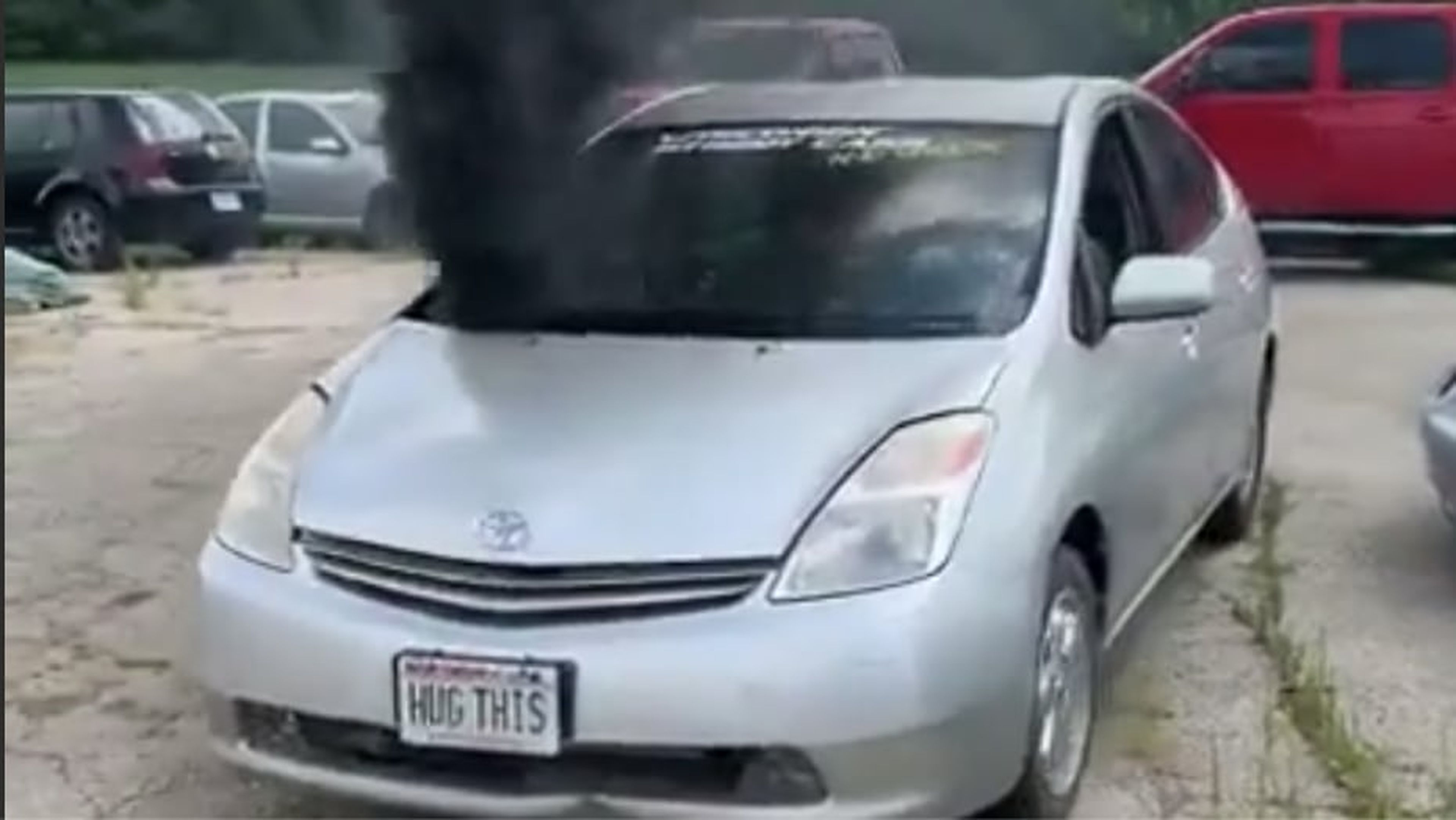 VÍDEO: ¿Un Toyota Prius echando humo negro? Adivina la razón