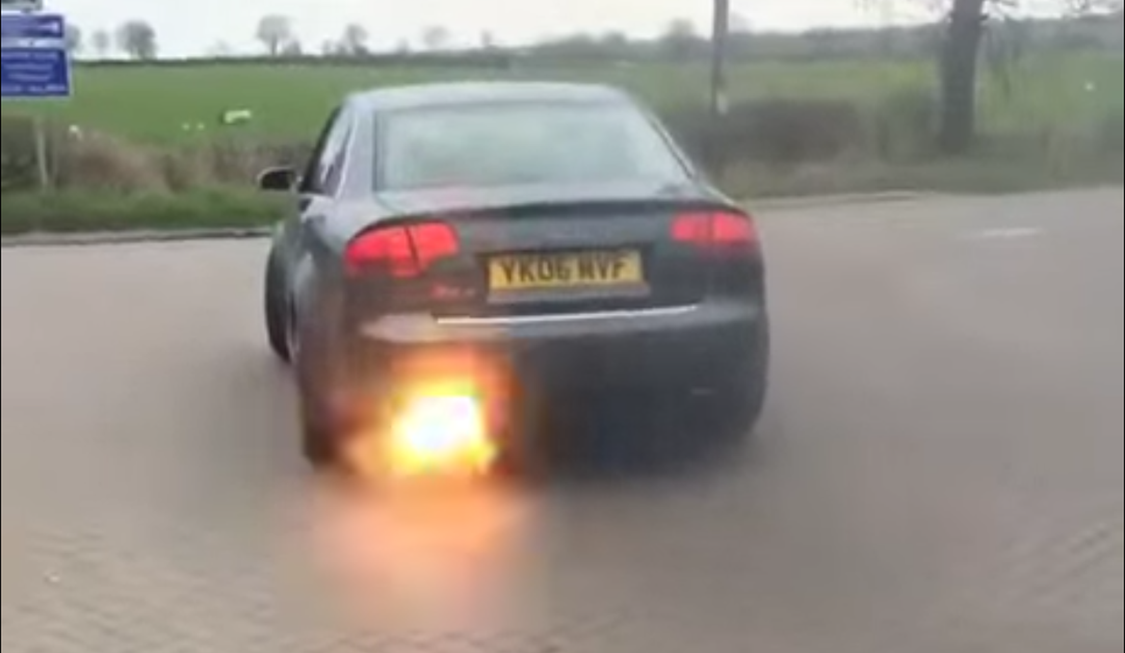 VÍDEO: Tremendo susto el que se lleva este cámara con las explosiones del escape de este Audi A4