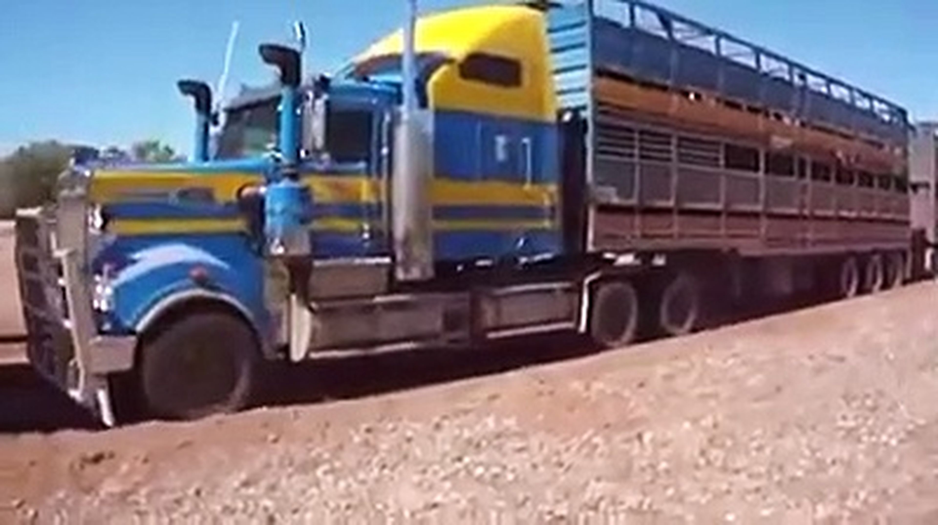 VÍDEO: ¿Un tren en la carretera? Este tractor remolca ¡a camiones!