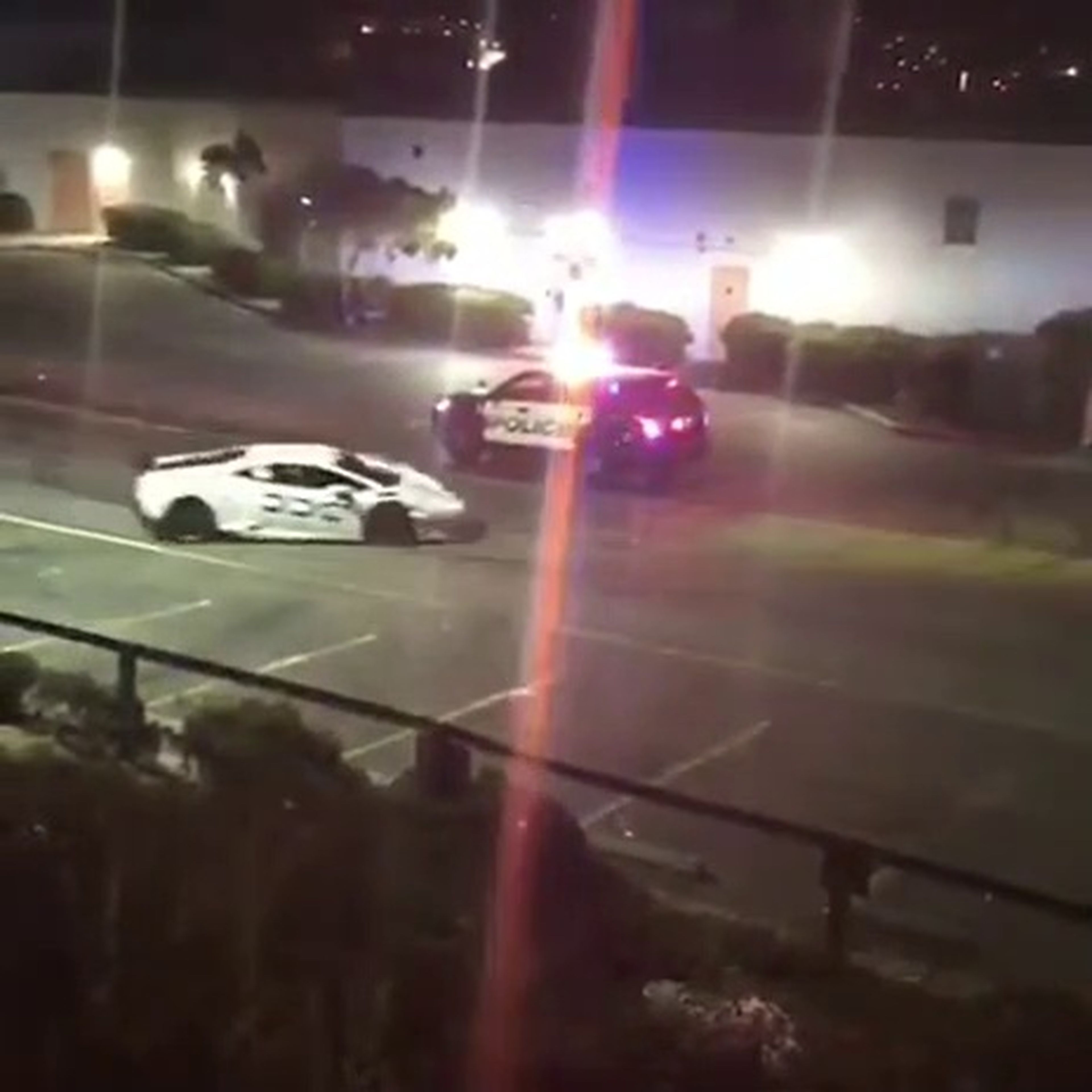VÍDEO: ¿Valentía o estupidez? Un Lamborghini Huracán desafía a la policía