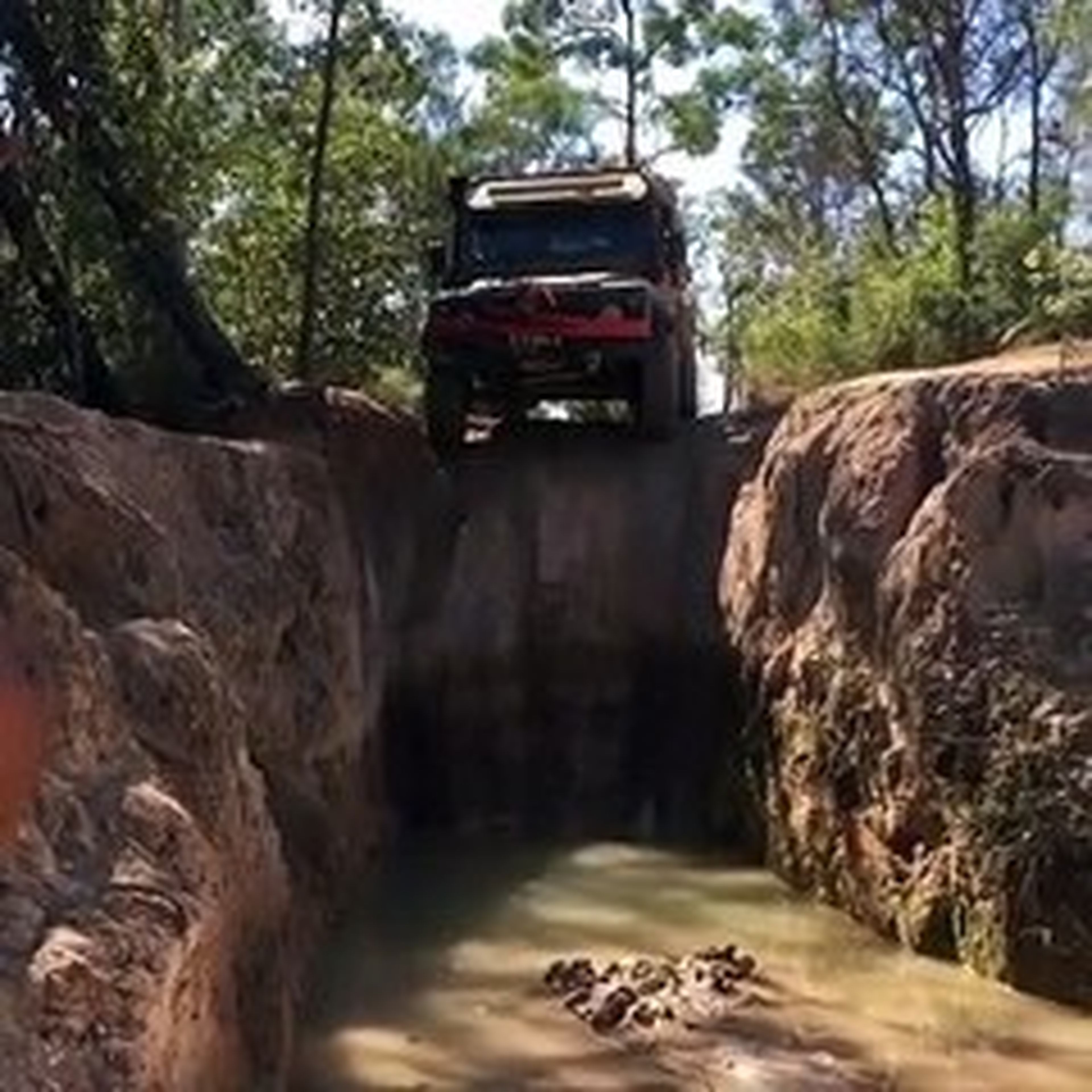 VÍDEO: Ver para creer... Este Land Rover Defender baja una pared casi vertical