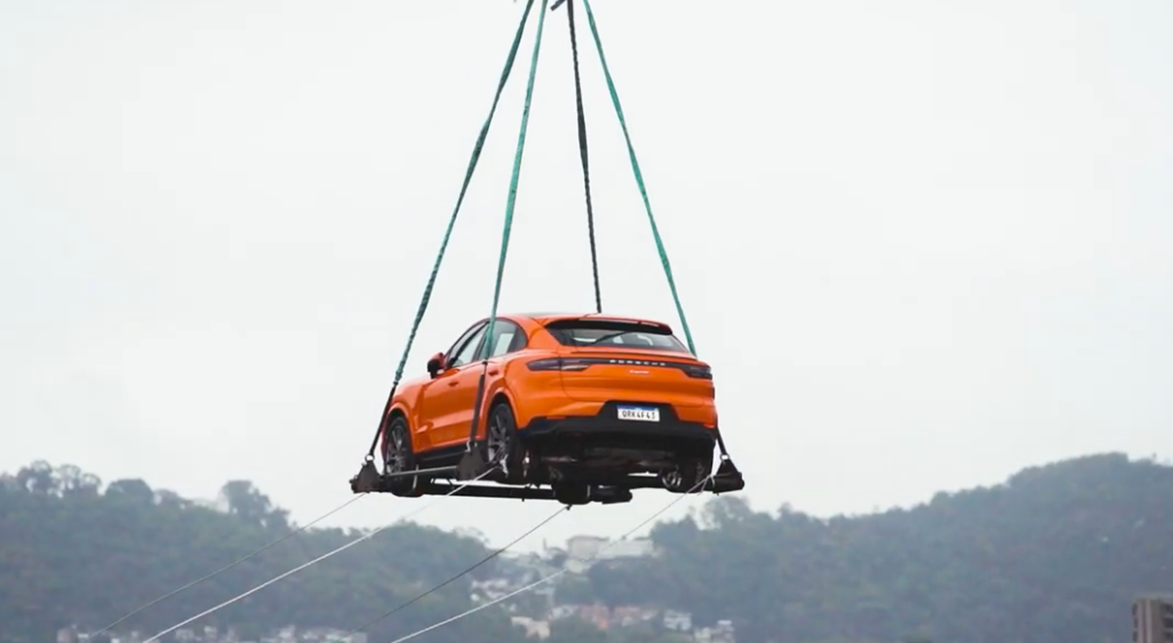 VÍDEO: Viajar así en un Porsche Cayenne Coupé no es lo más fácil, pero sí lo más espectacular