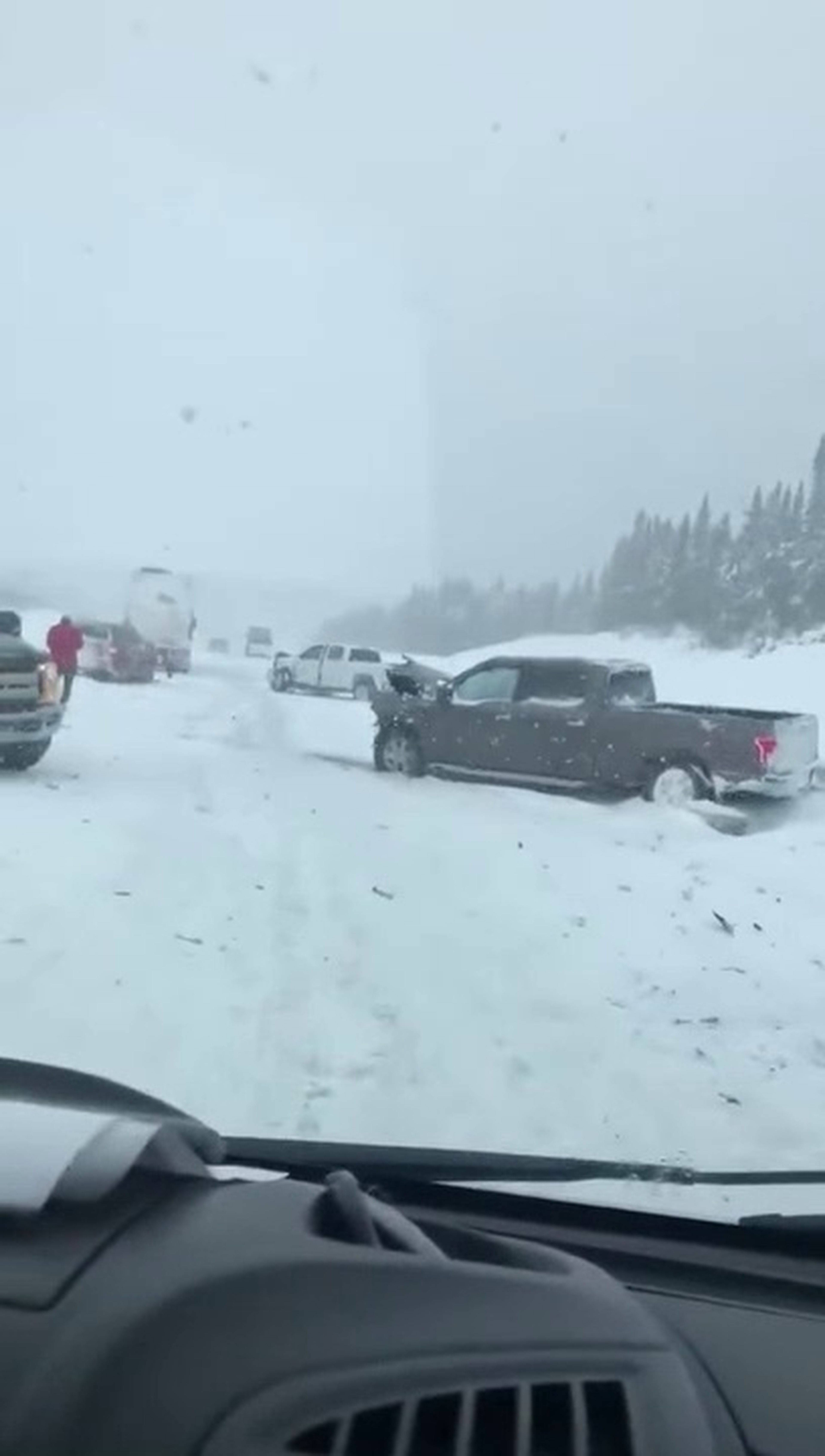 VÍDEO: ¡Wow! Escabechina por culpa de la nieve en esta carretera