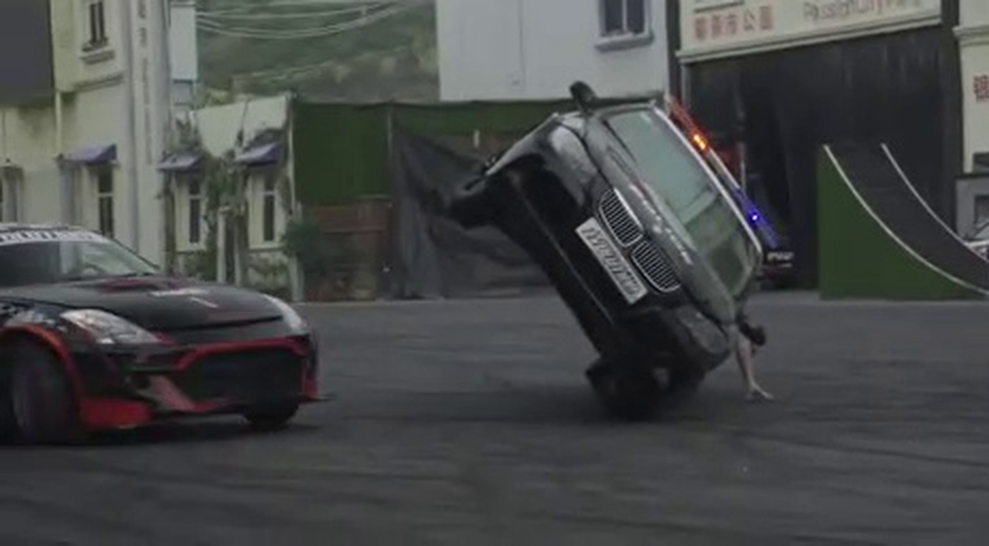 VÍDEO: ¡WTF! Un tipo sujeta con una mano un coche a dos ruedas mientras otro da vueltas sobre él driftando