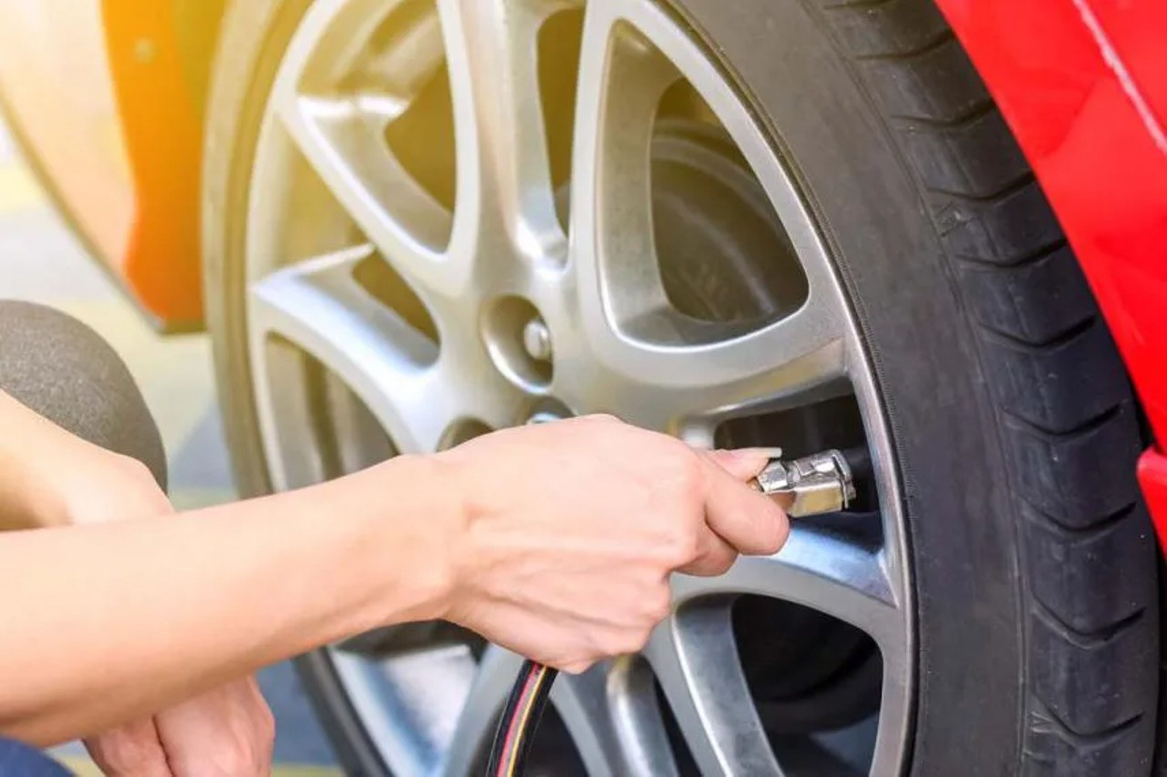 Cómo medir la presión de los neumáticos en una gasolinera