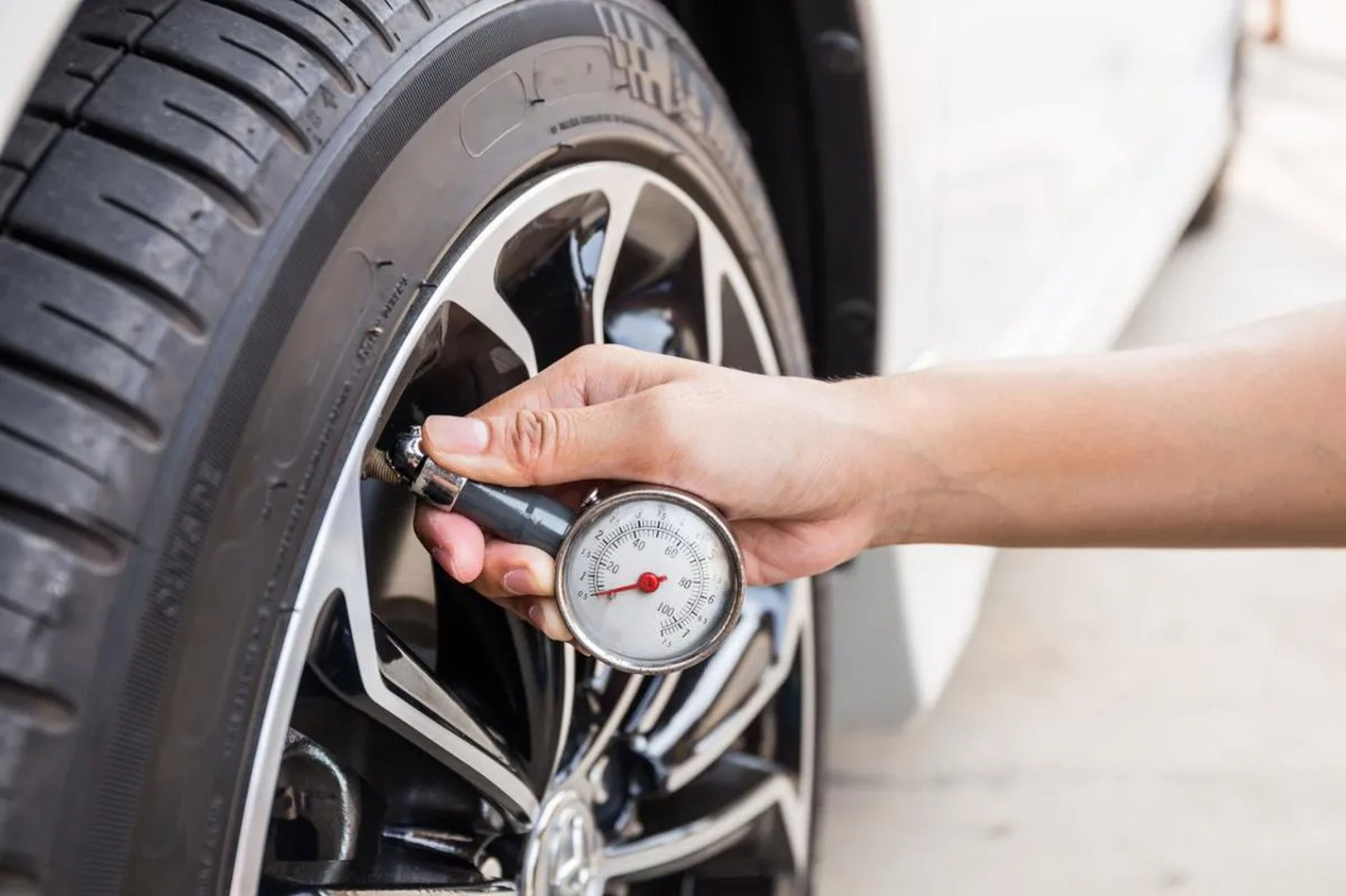 Cómo medir la presión de los neumáticos en una gasolinera