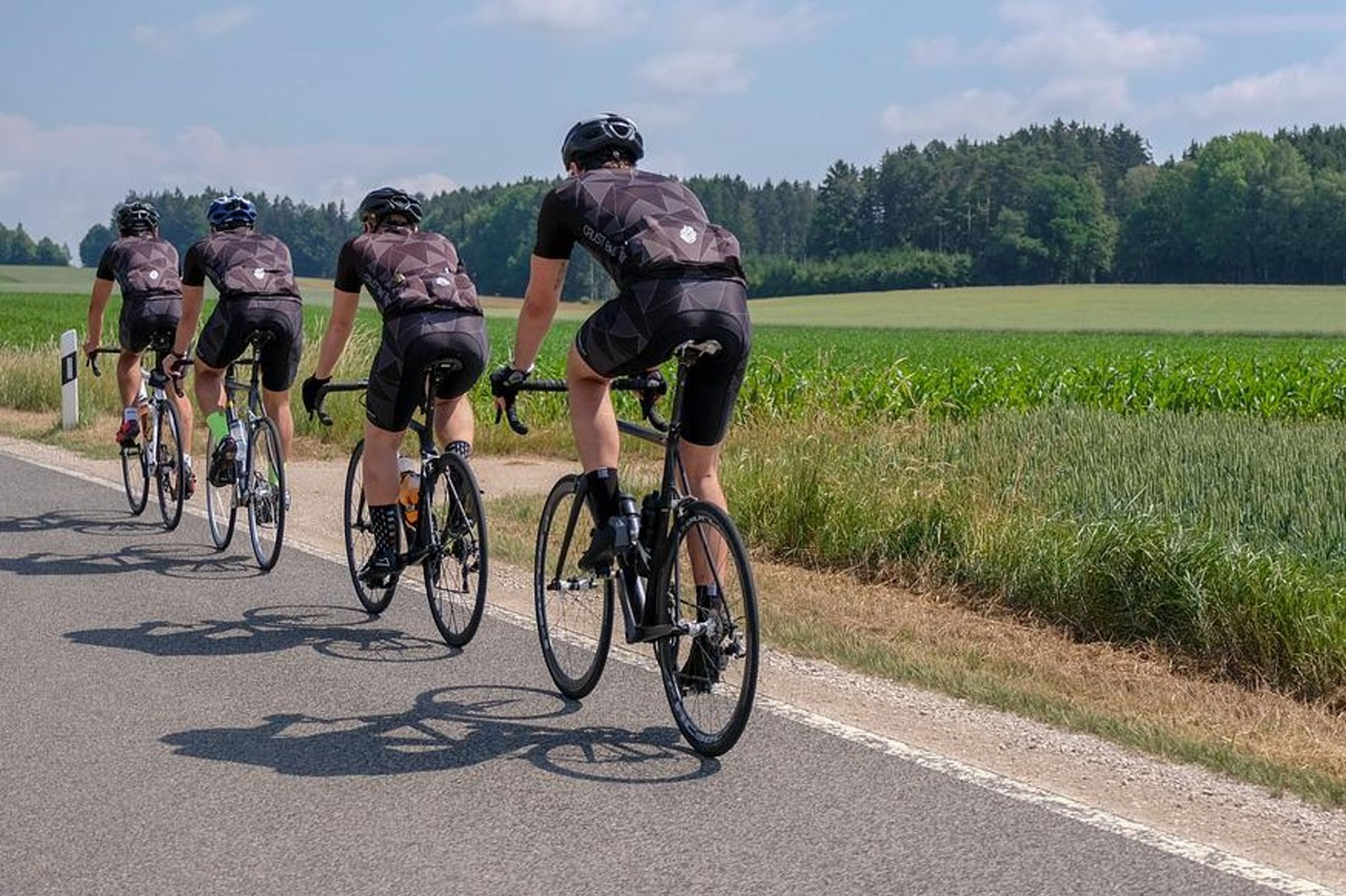 La DGT explica como adelantar a un ciclista cuando viene otro de frente