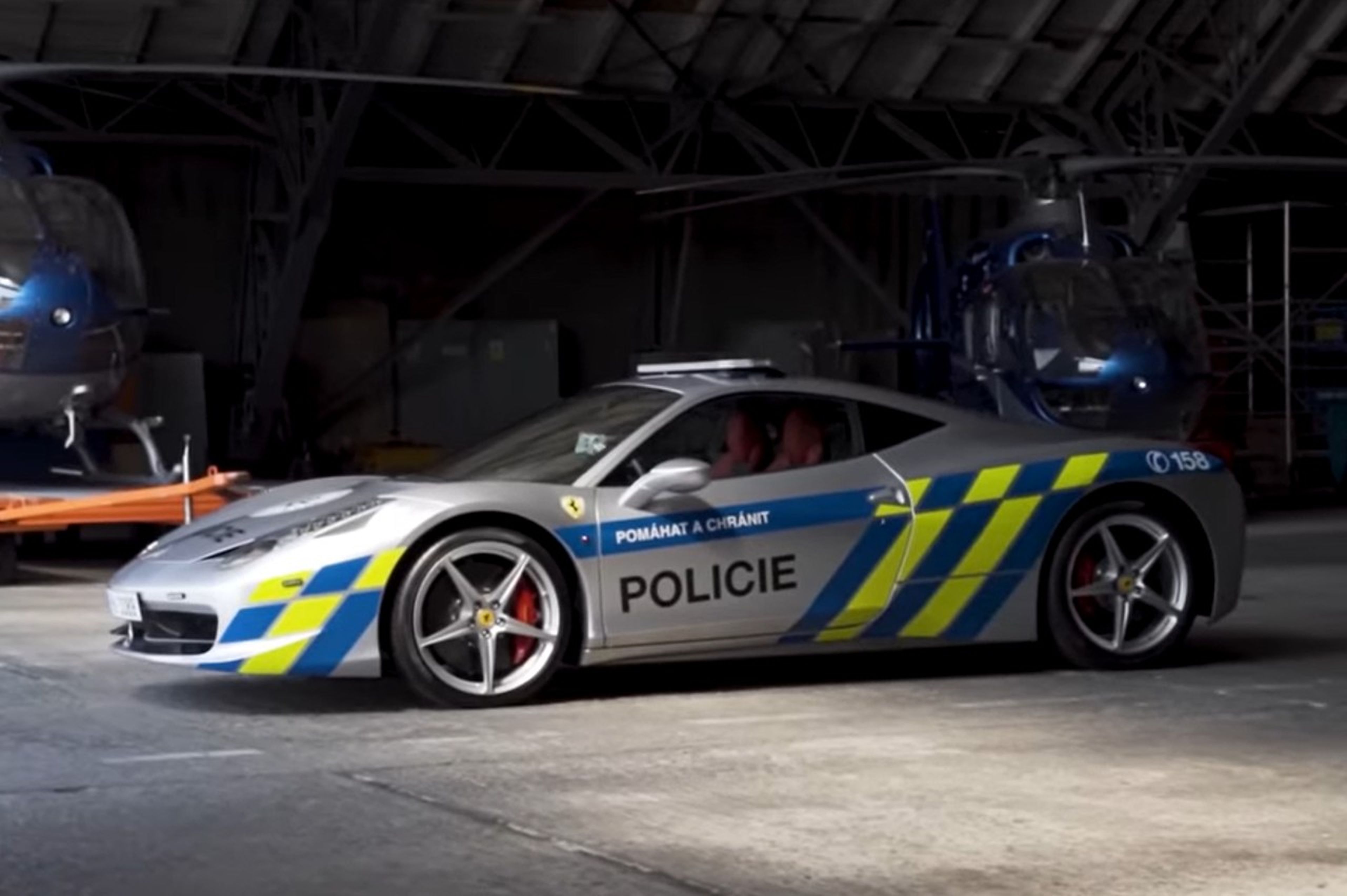 Un Ferrari 458 Italia confiscado se convierte en coche de la Policía checa