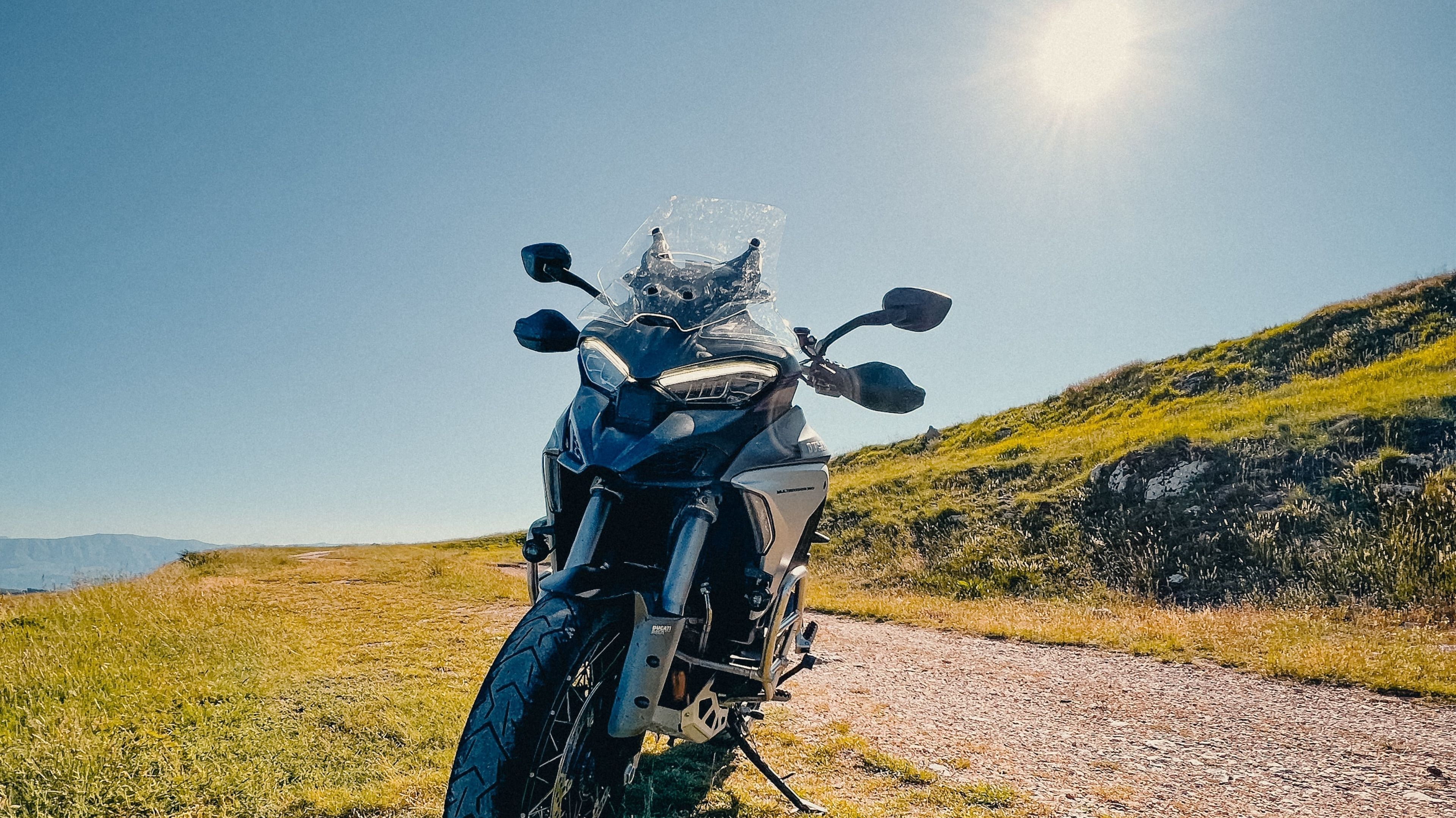Funda de moto en oferta para dejarla aparcada a 40ºC a la sombra