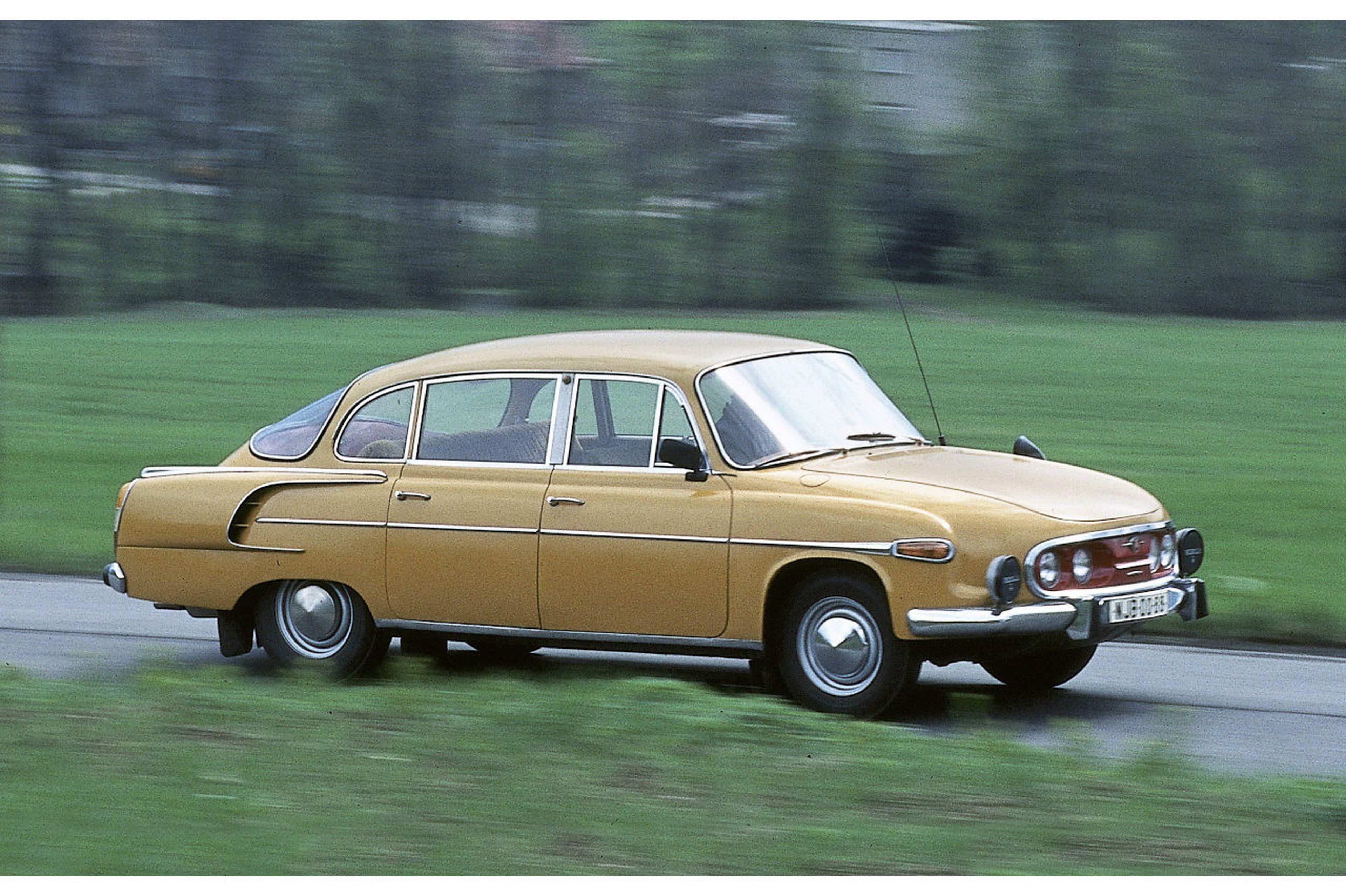 Foto dinámica del exótico Tatra 603.