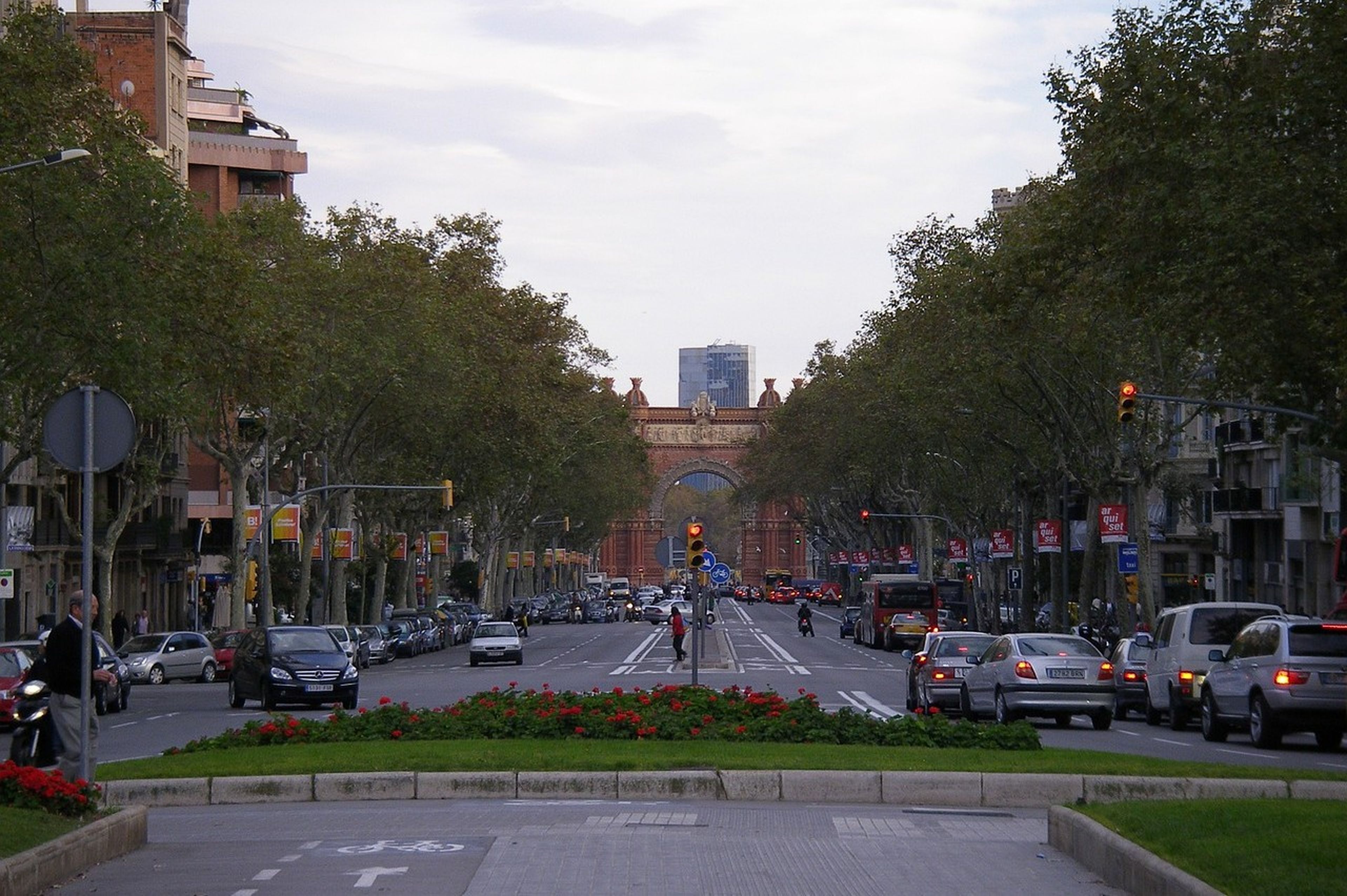 Las calles de Barcelona donde la grúa se lleva más coches mal estacionados