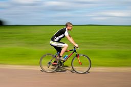 Estas son las señales y el significado que te puede hacer un ciclista en la carretera