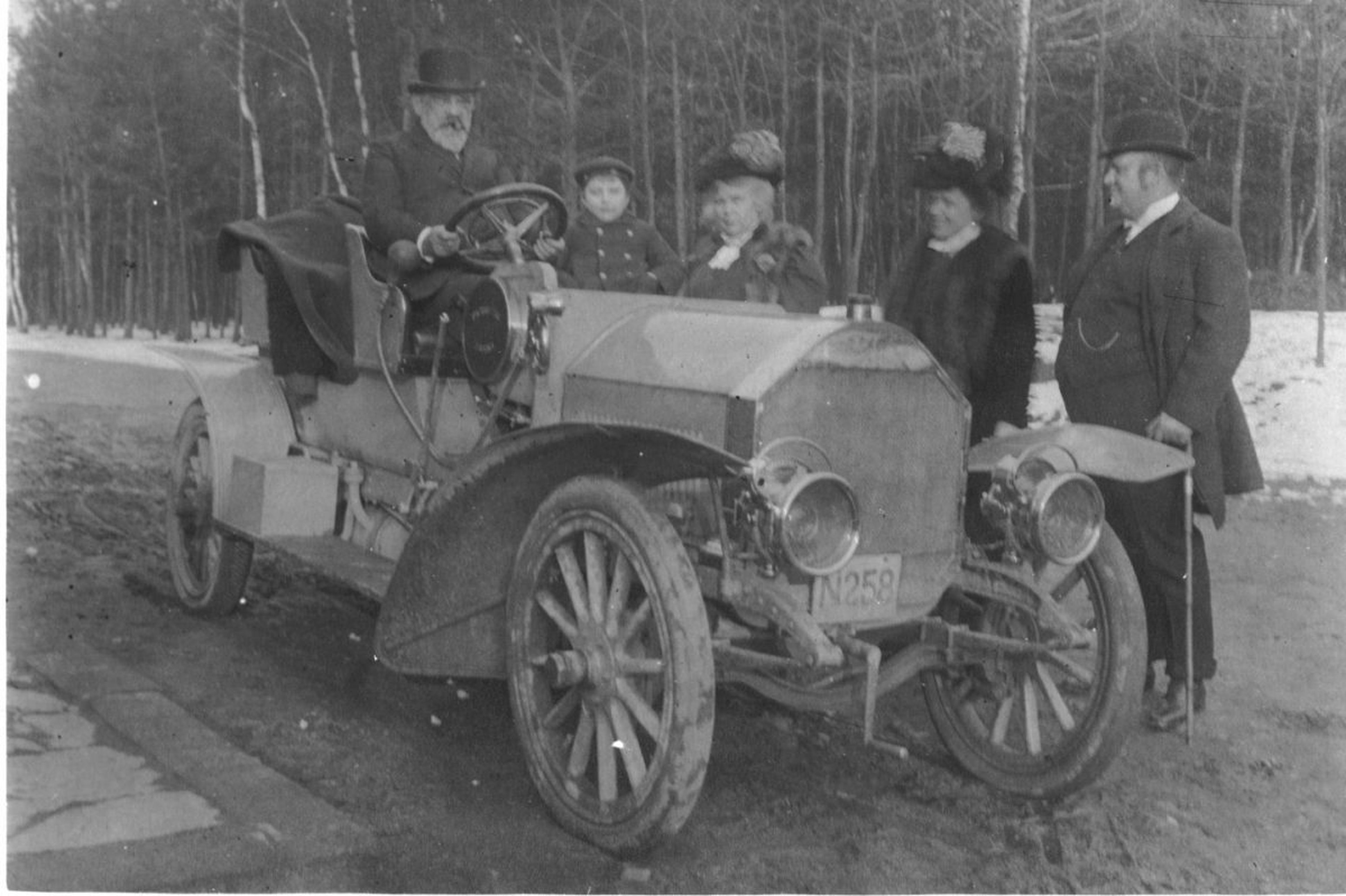 El primer coche híbrido de Skoda, en 1908.