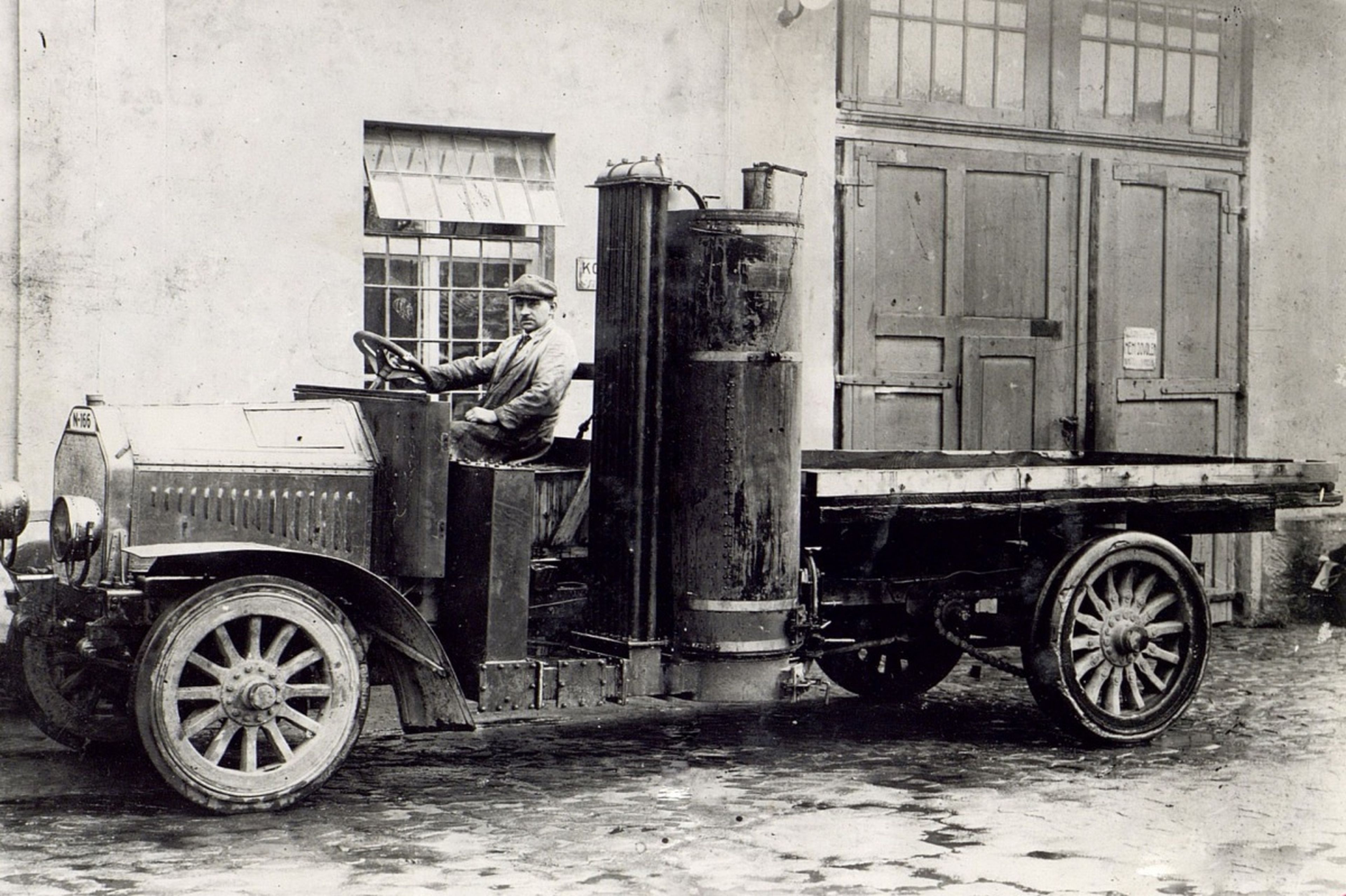Prototipo de camión impulsado por gas de madera, en 1919.