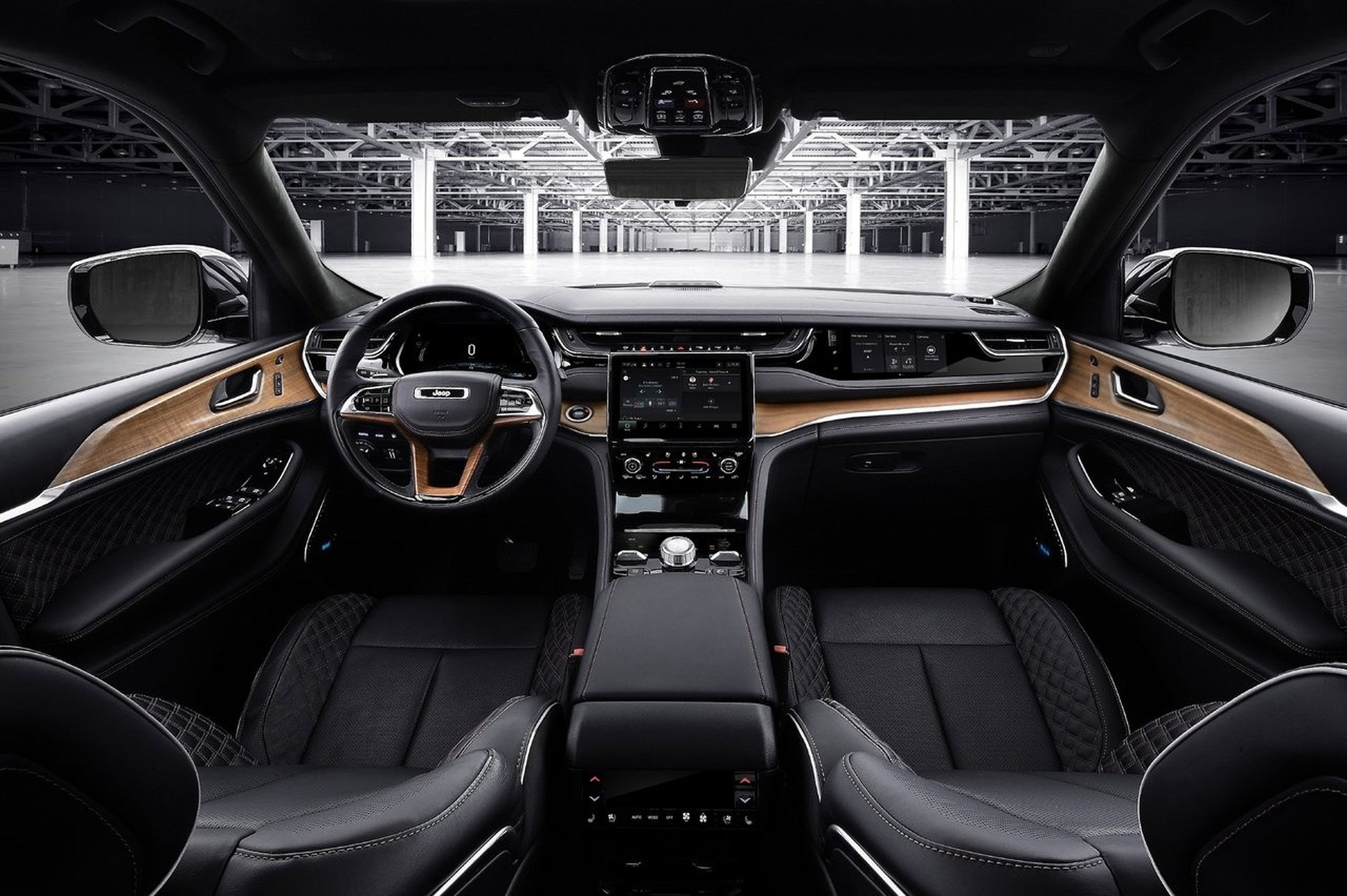 El interior del Jeep Grand Cherokee presenta un ambiente muy digitalizado.