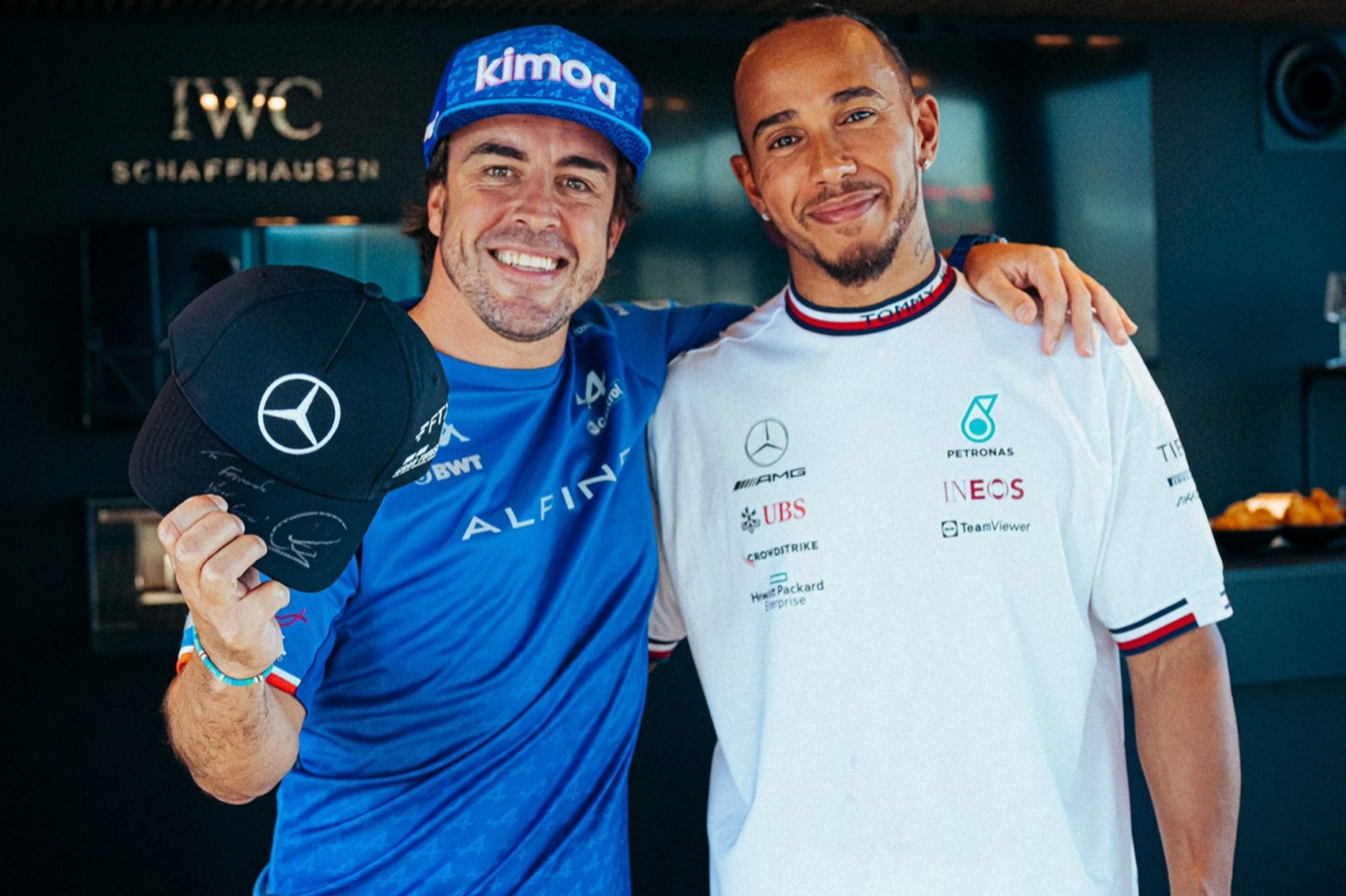 Alonso y Hamilton intercambio gorra