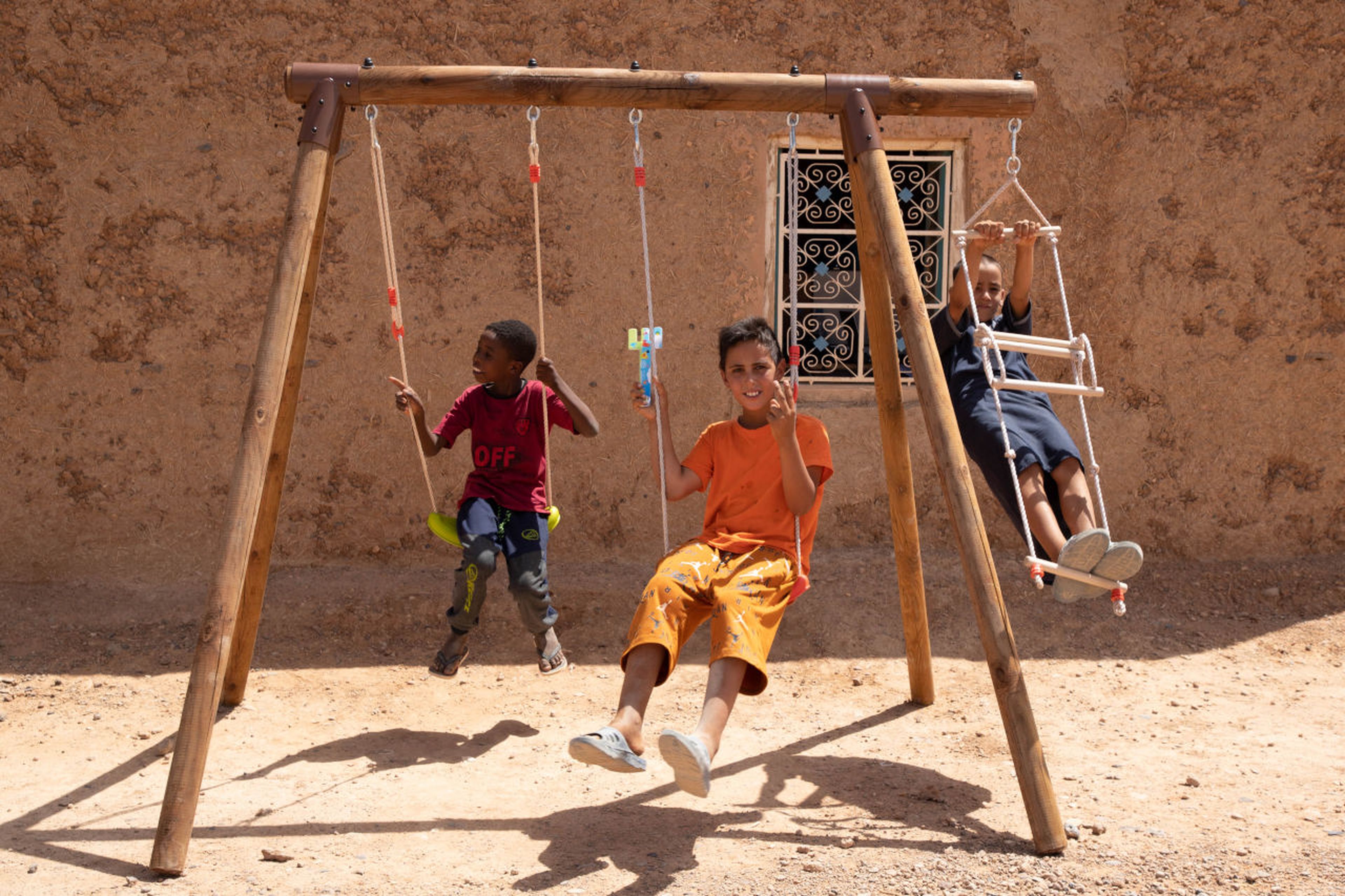 Columpio montado en una de las escuelas construidas con el apoyo de la Asociación Desierto de los Niños