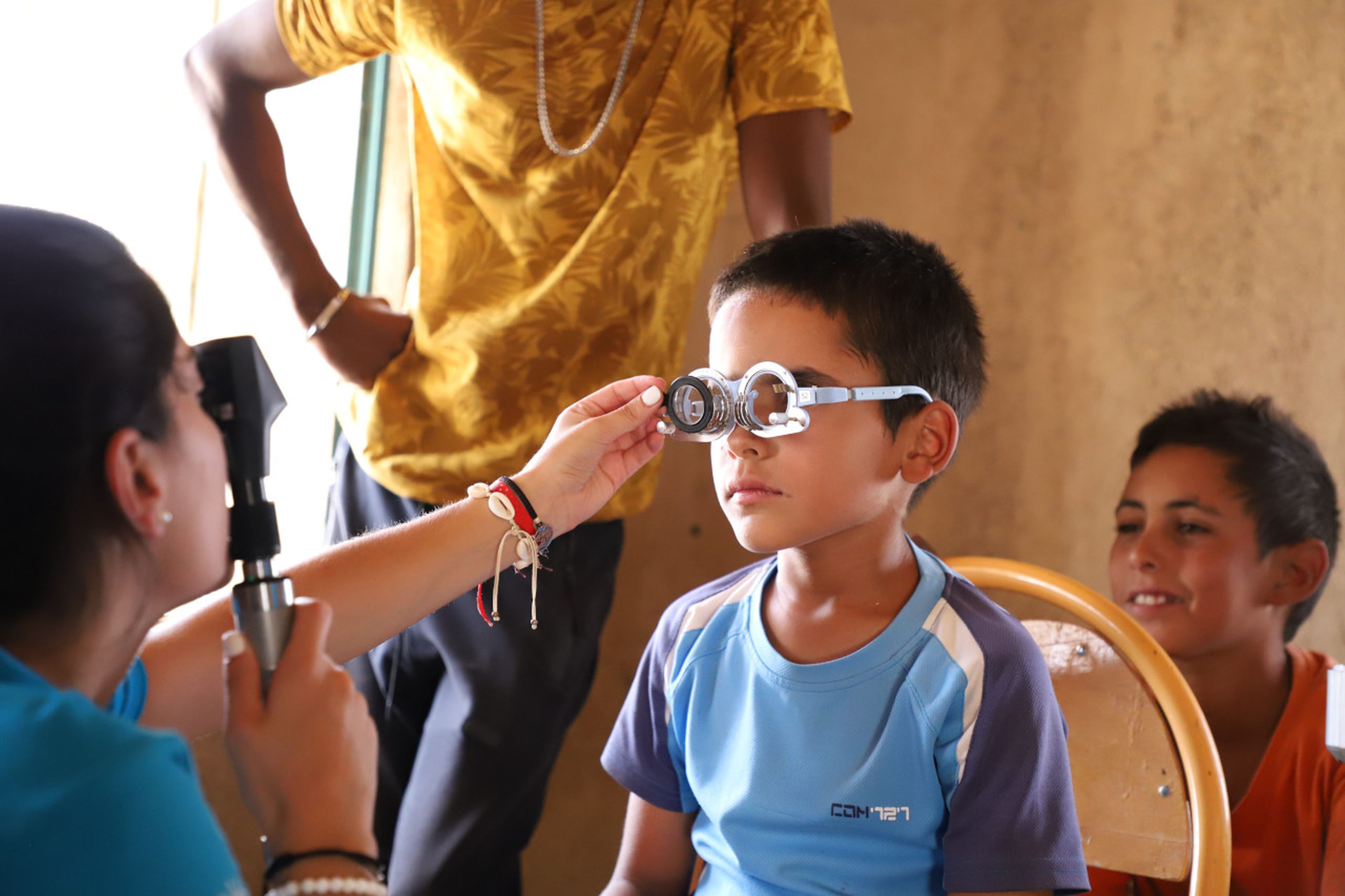 Una óptica de la Fundación Alain Afflelou graduando la vista a un menor marroquí