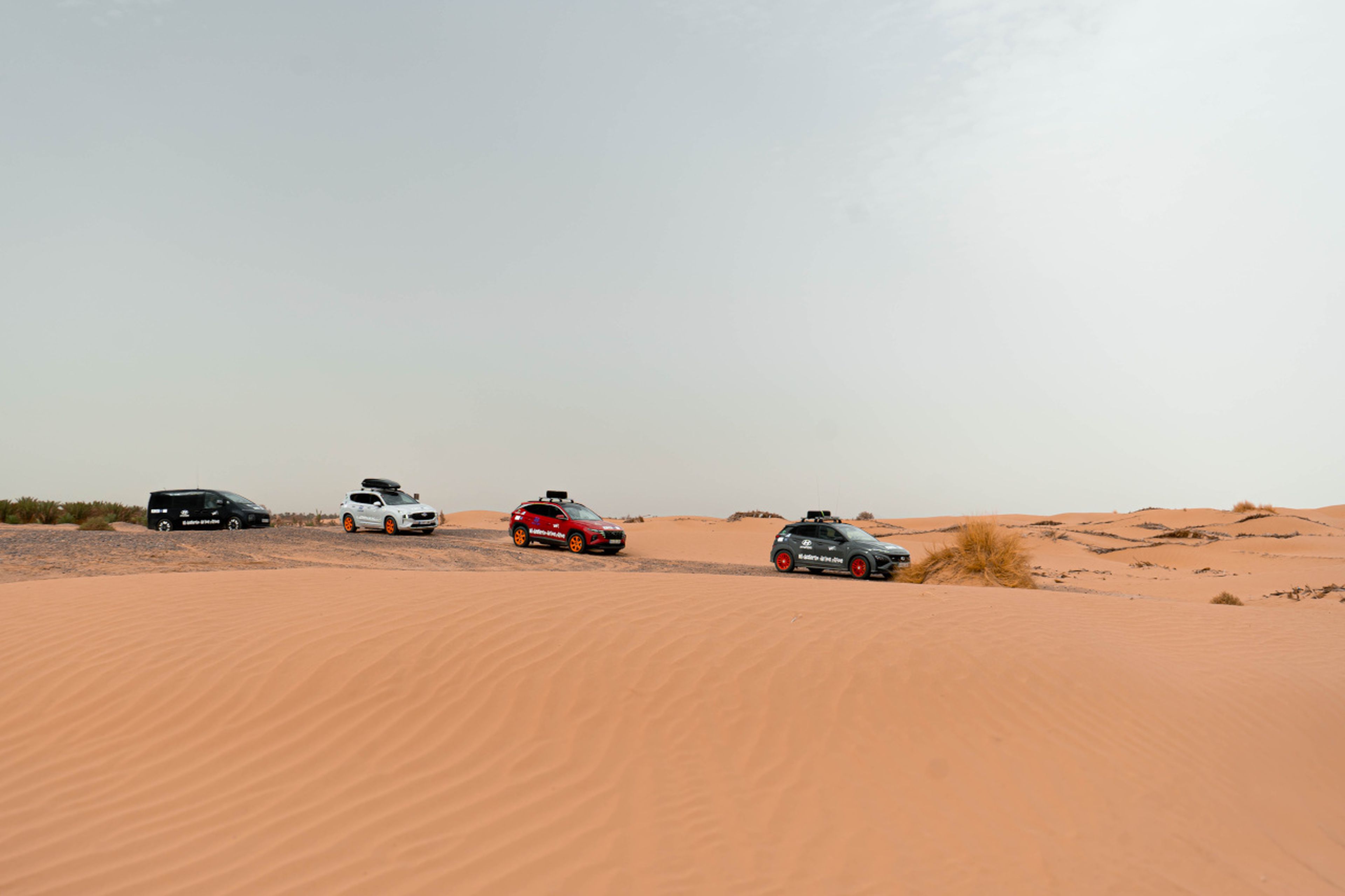 La caravana solidaria de Hyundai entrando en las dunas