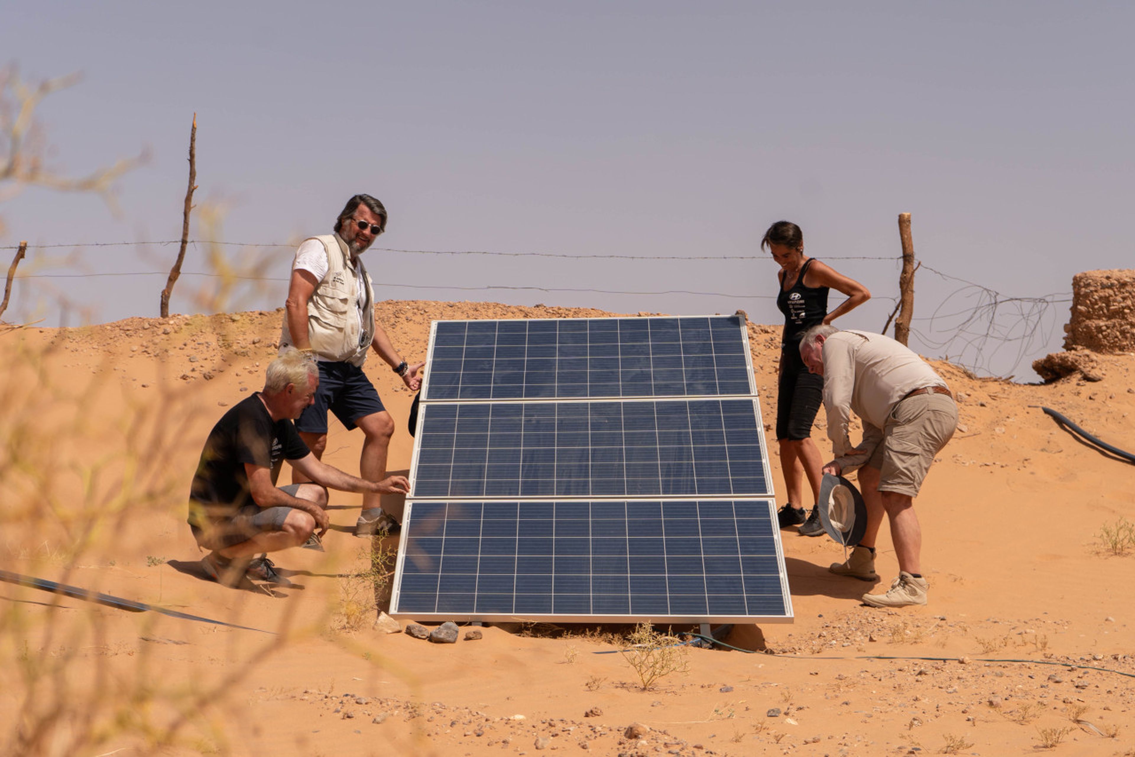 Placa fotovoltaica para alimentar las bombas de extracción de agua de los pozos en el desierto