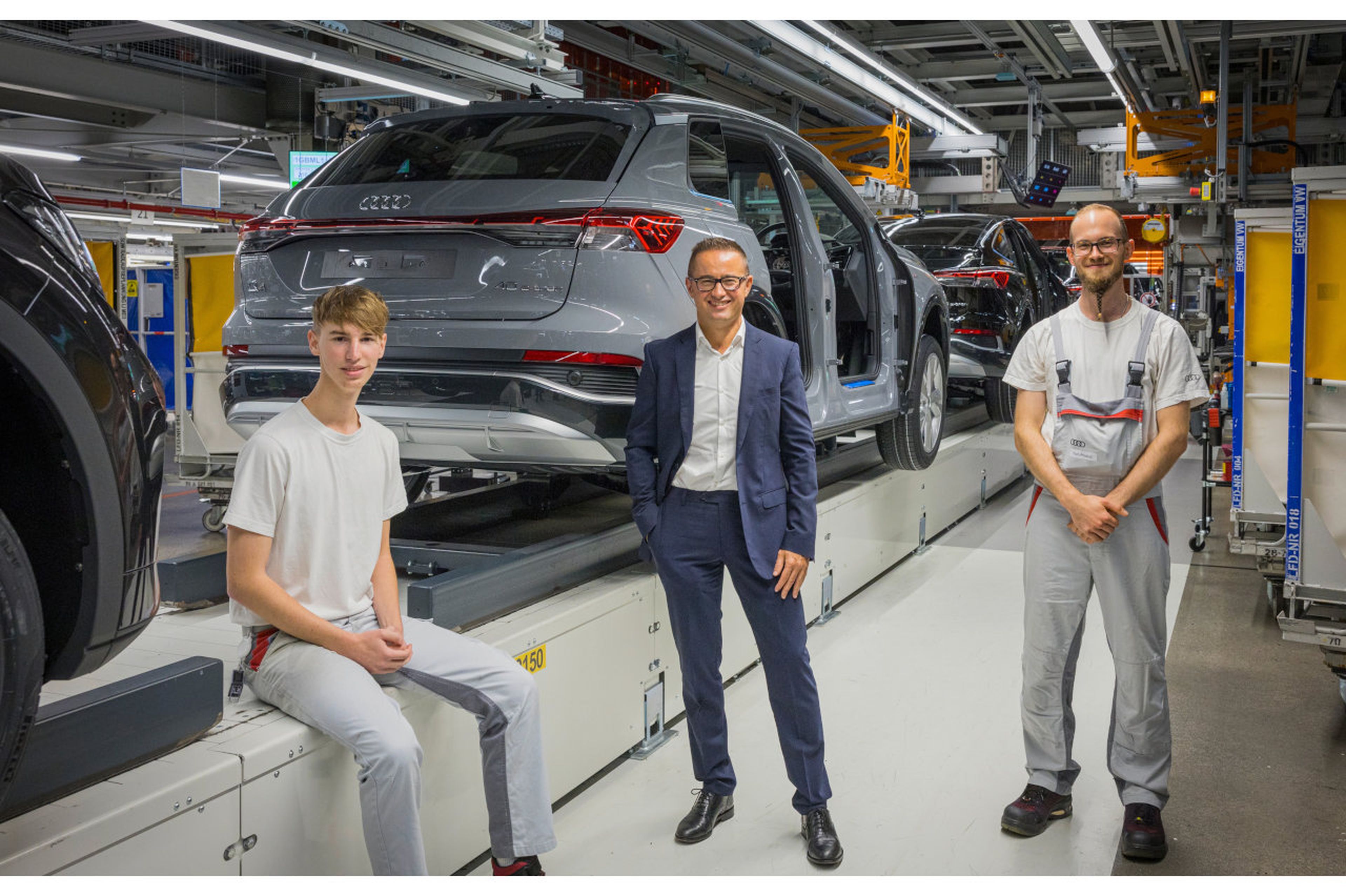 Fermín Soneira, con operarios en una fábrica de Audi