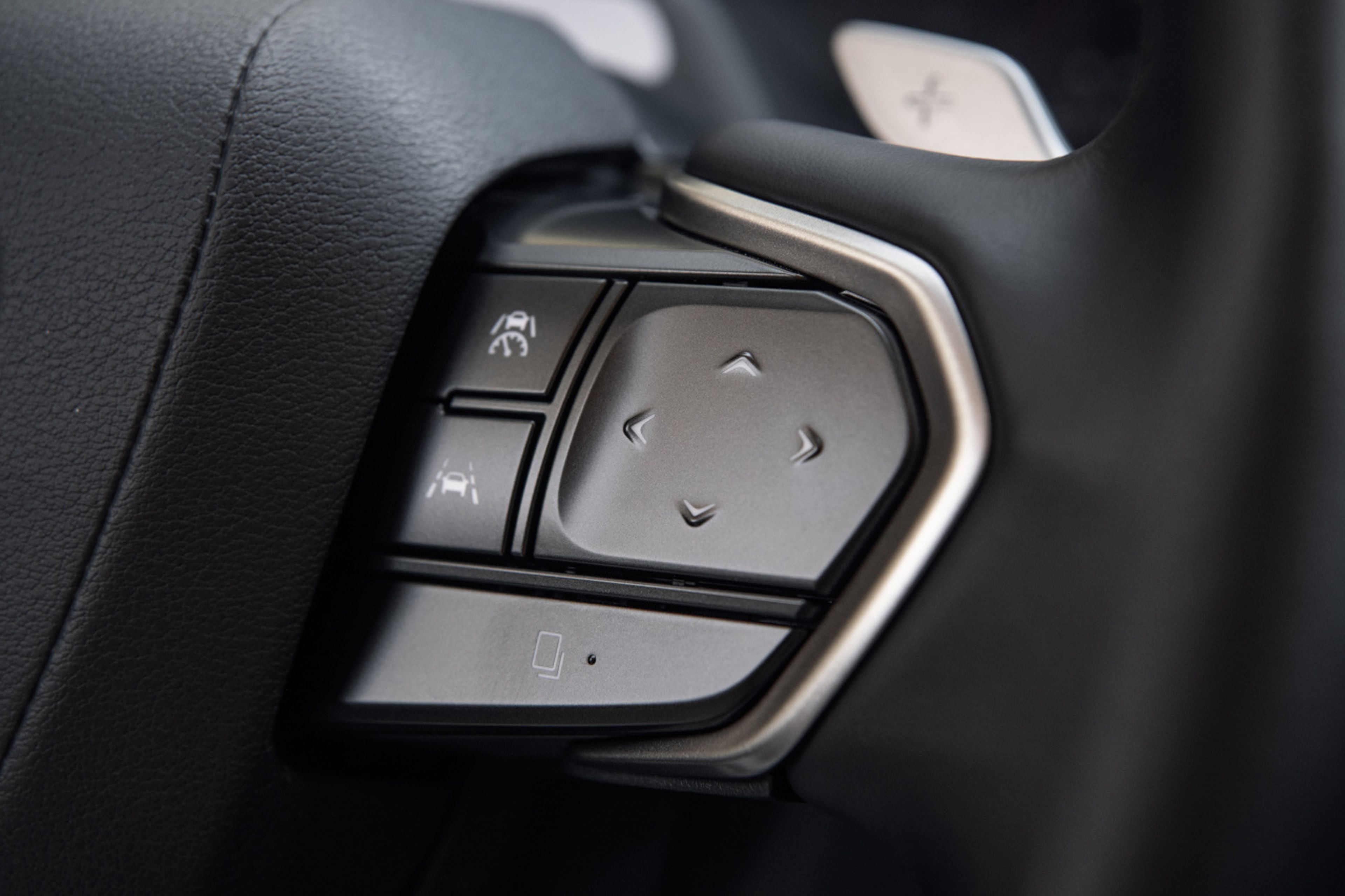 Con este pulsador se puede cambiar los modos de conducción, cuya imagen aparece en el head-up display